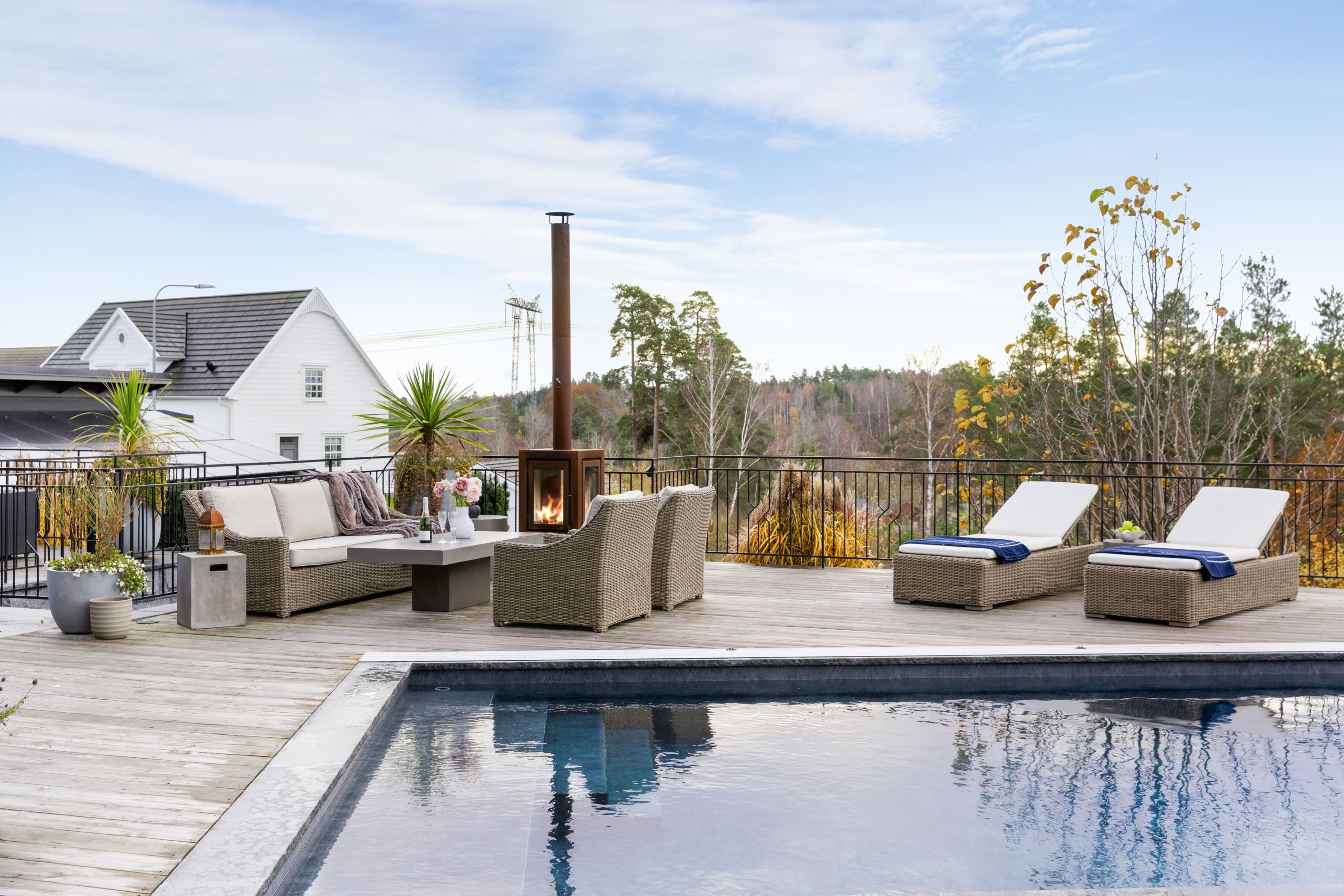 Altan med pool på entrésidan