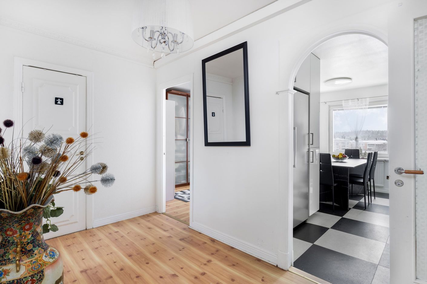 Elegant och central hall med access till bostadens samtliga rum.