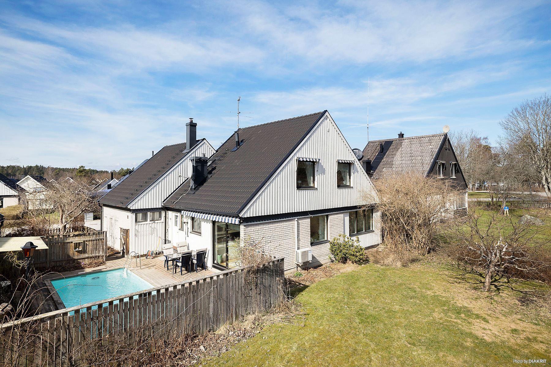 Fasad och pool från trädgård