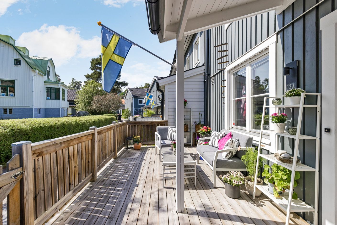 Altan på entrésidan av huset