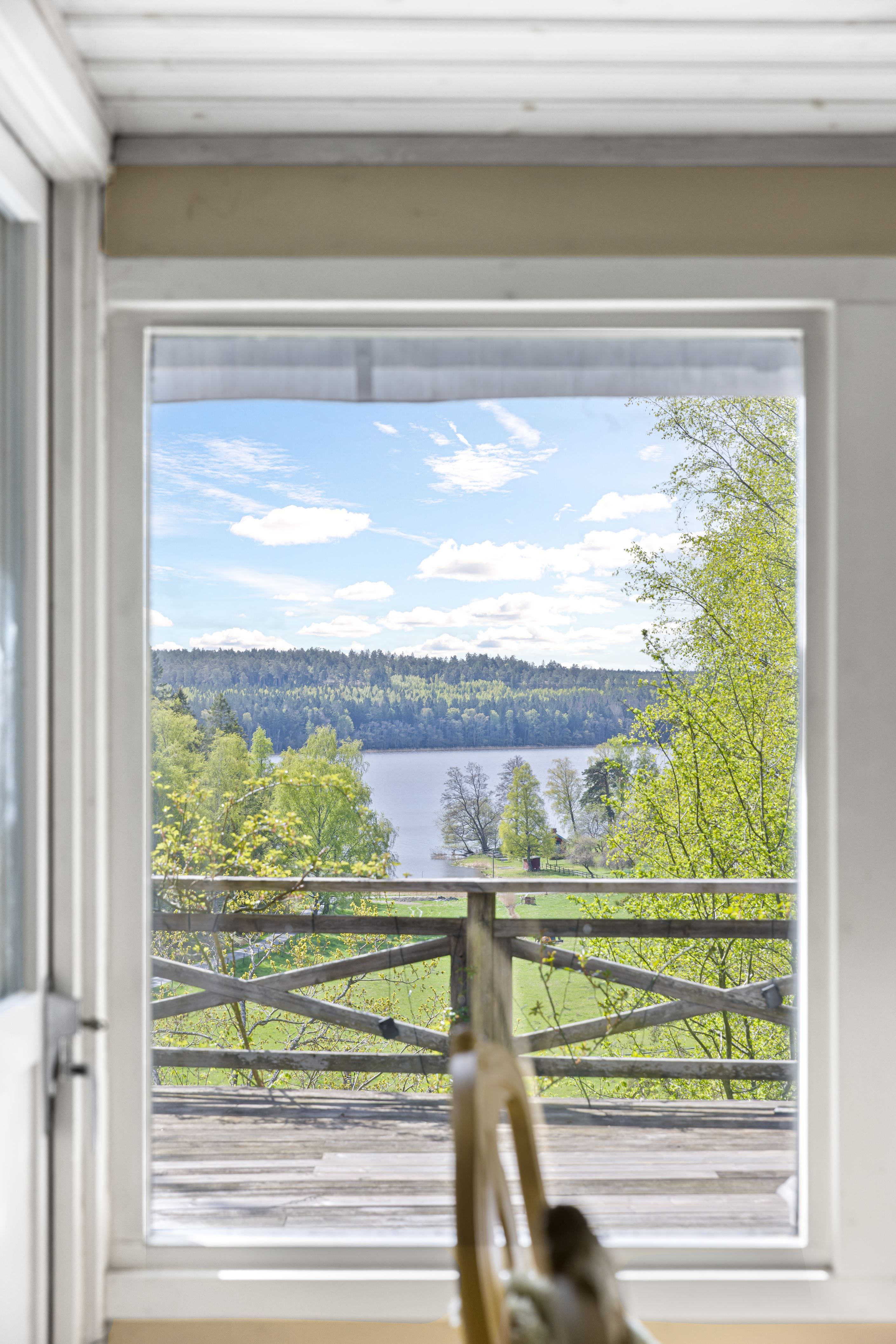 Utsikt från matplatsen vid köket