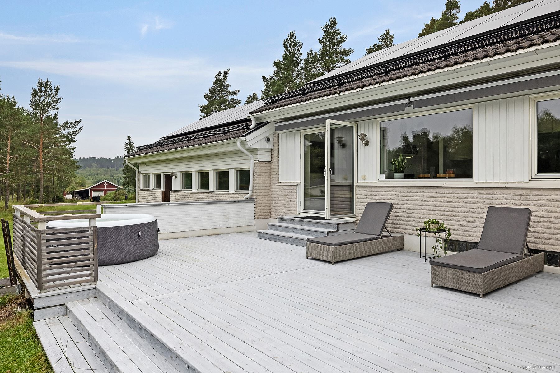 Härlig altan mot trädgården