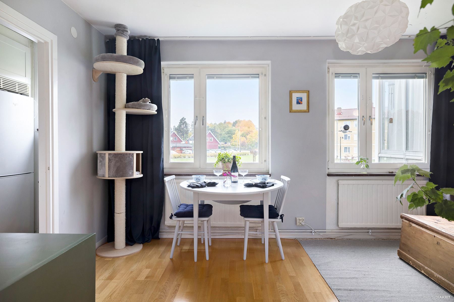Allrum med fönster mot lummig innergård