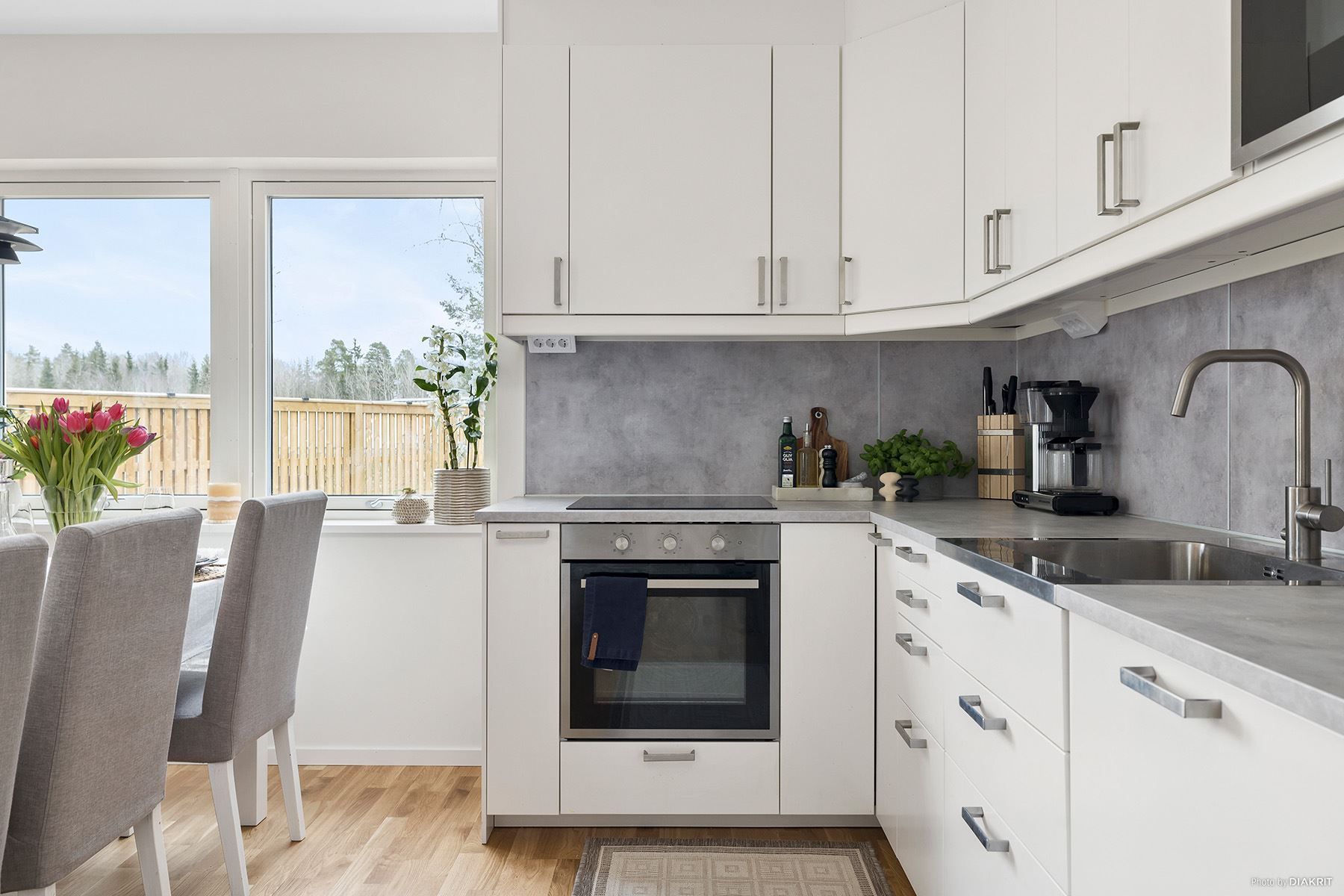 Kök med utgång till baksidan av huset