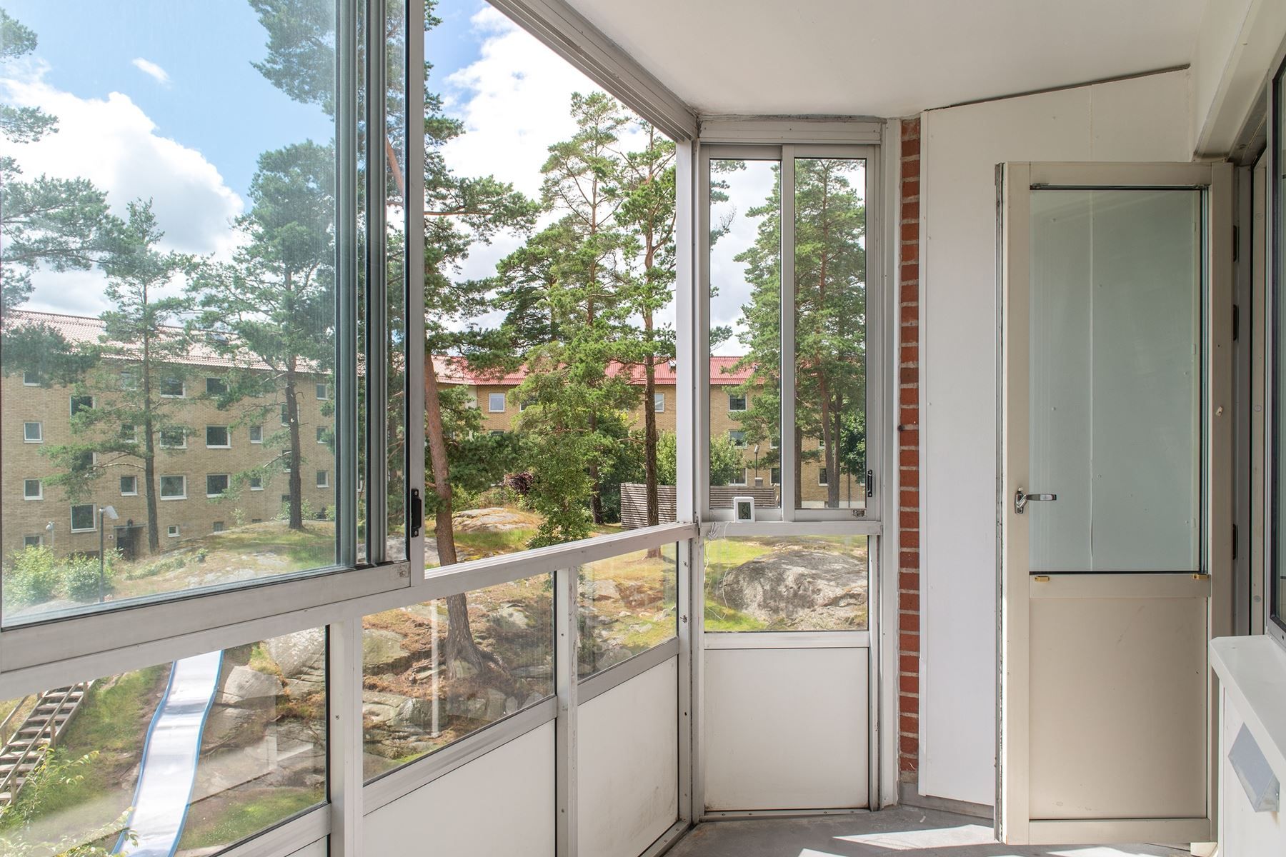 Stor och härlig inglasad balkong!