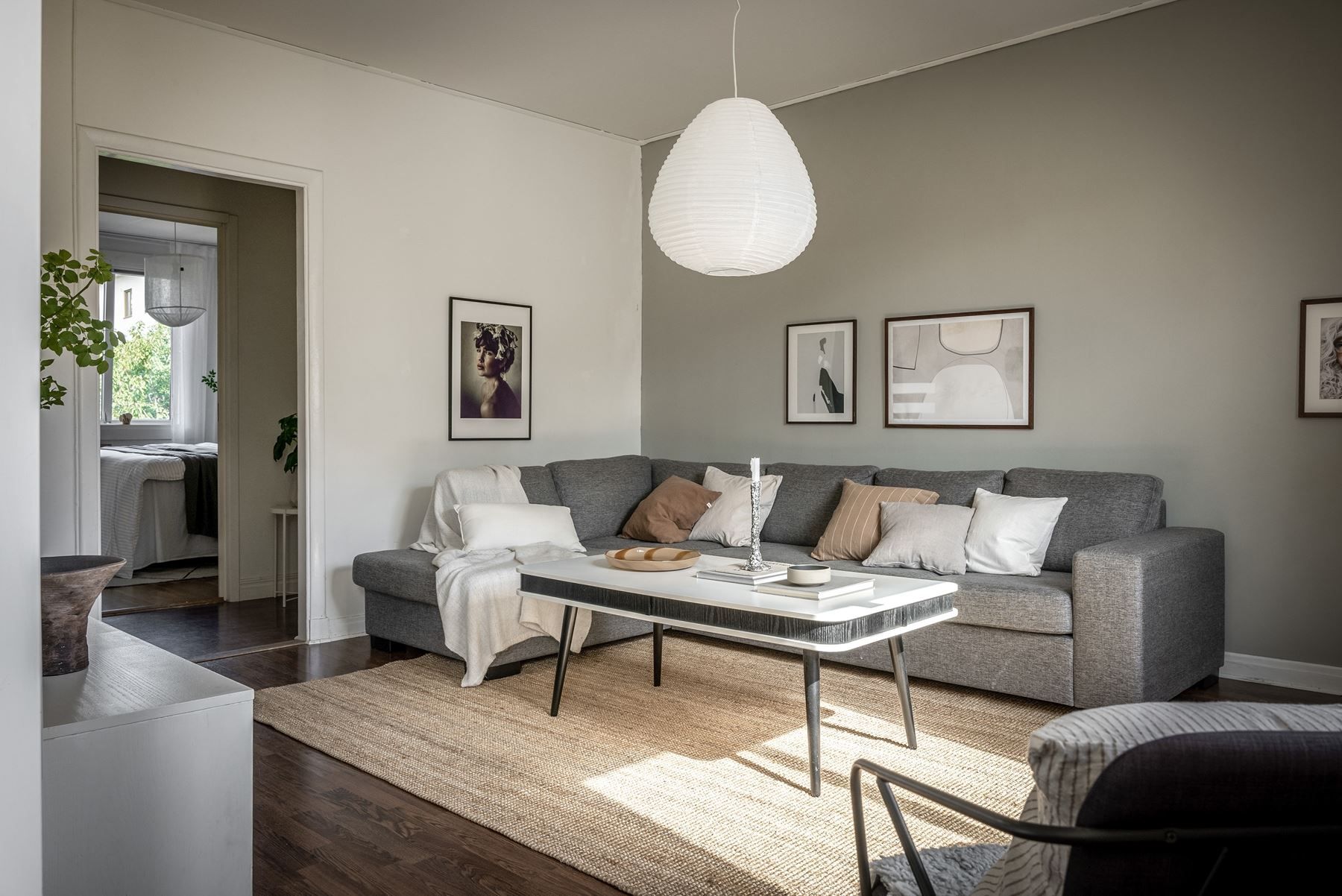 Rymligt vardagsrum med plats för stor soffa.