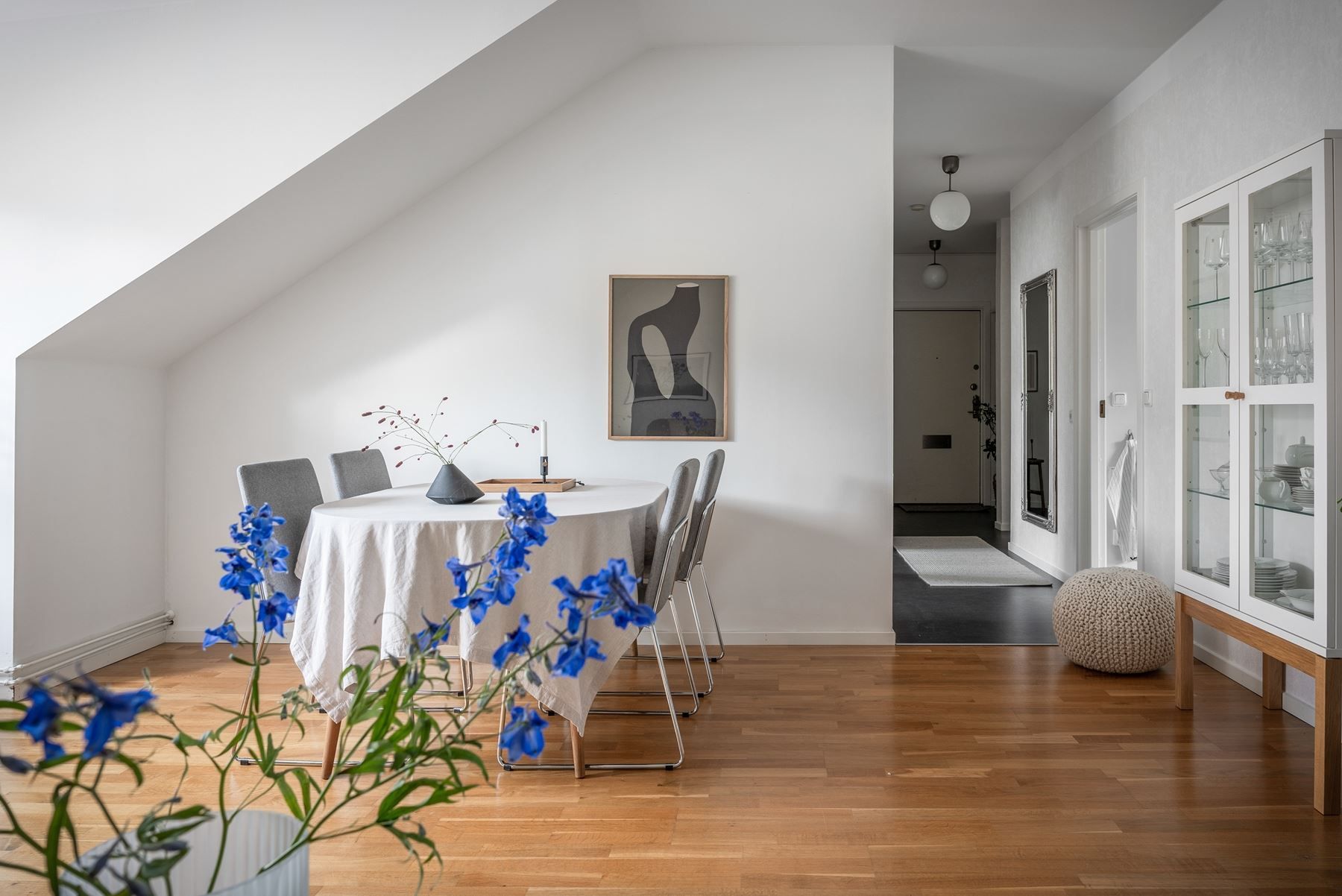 Rymligt vardagsrum med plats för större matbord