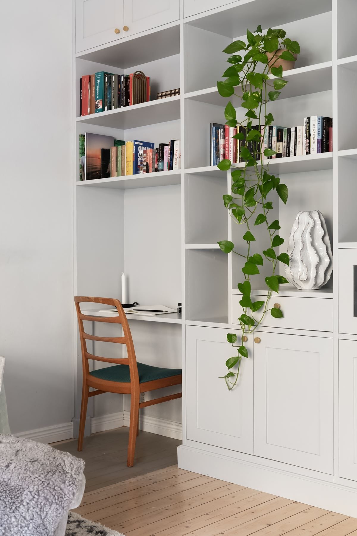 Platsbyggd bokhylla med arbetsplats