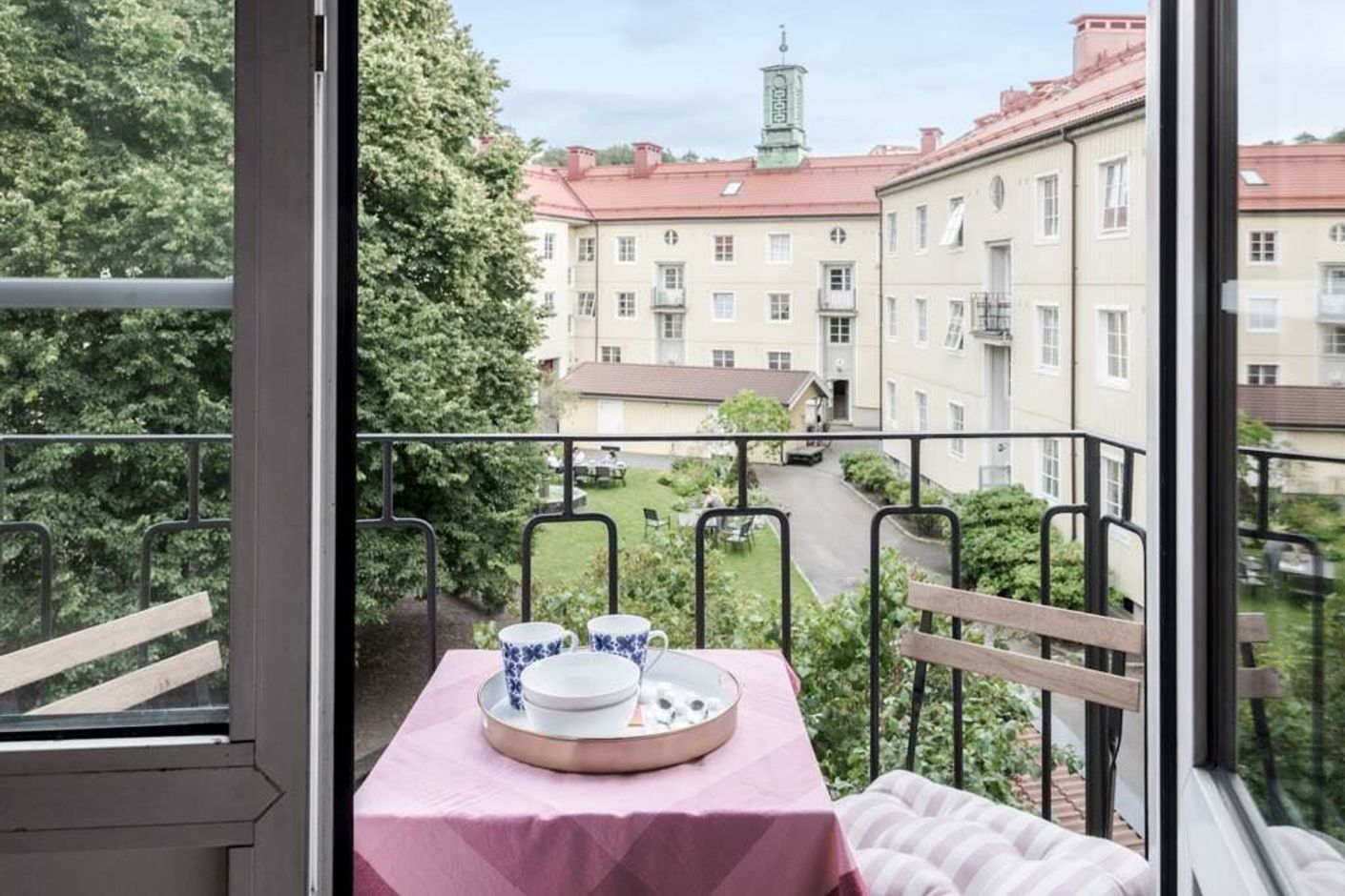 Njut av den gemensamma balkongen i trapphuset