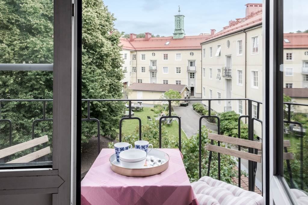 Njut av den gemensamma balkongen i trapphuset