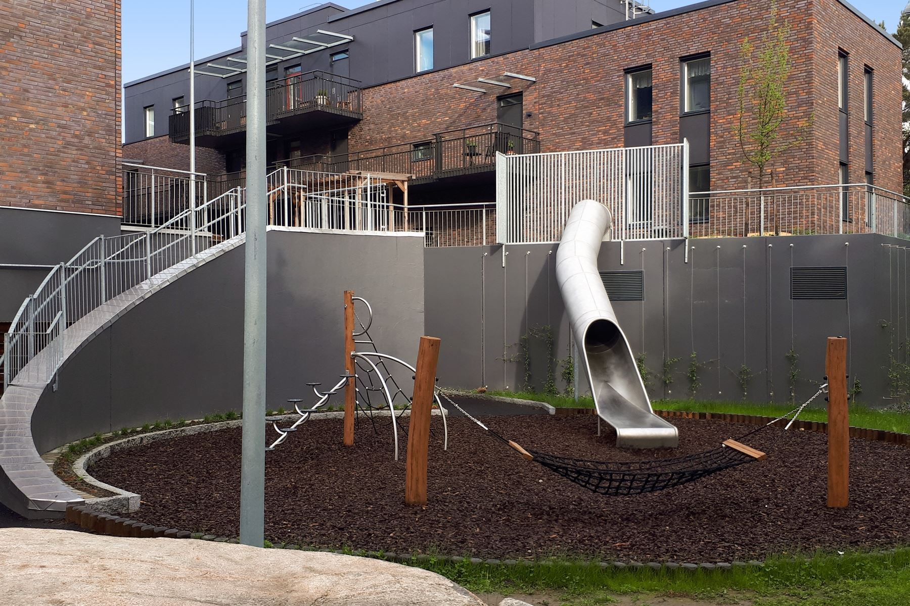 Föreningen har flera lekplatser och umgängesytor.