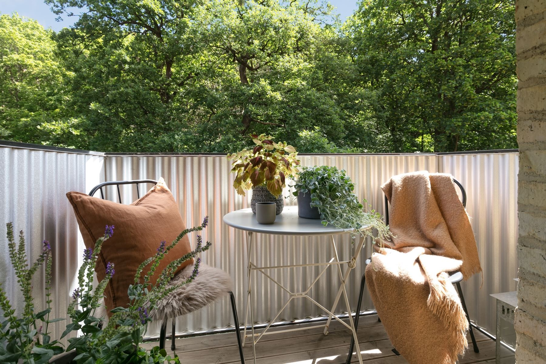 Härlig balkong med fin grönska!