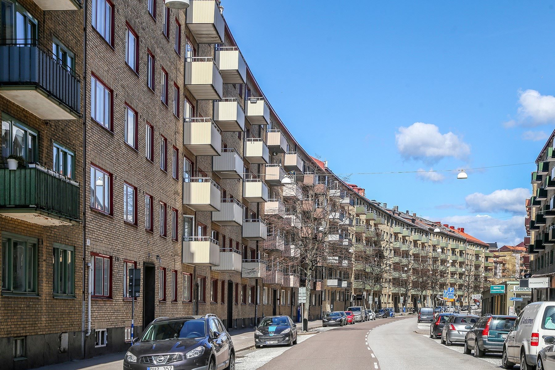 Norra Gubberogatan med trevliga trettiotalsfastigheter