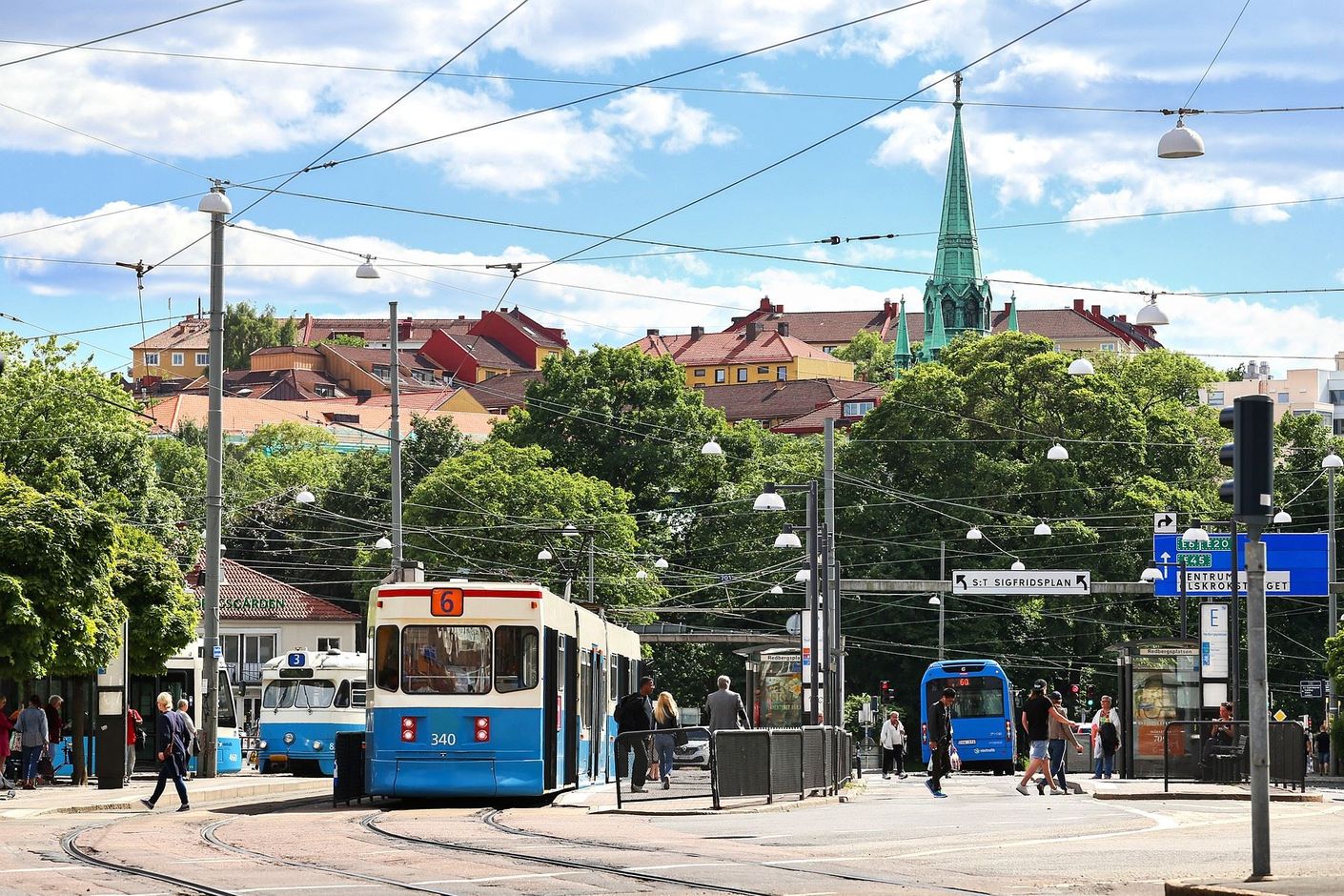Från knutpunkten Redbergsplatsen tar du dig vidare till stadens alla hörn.