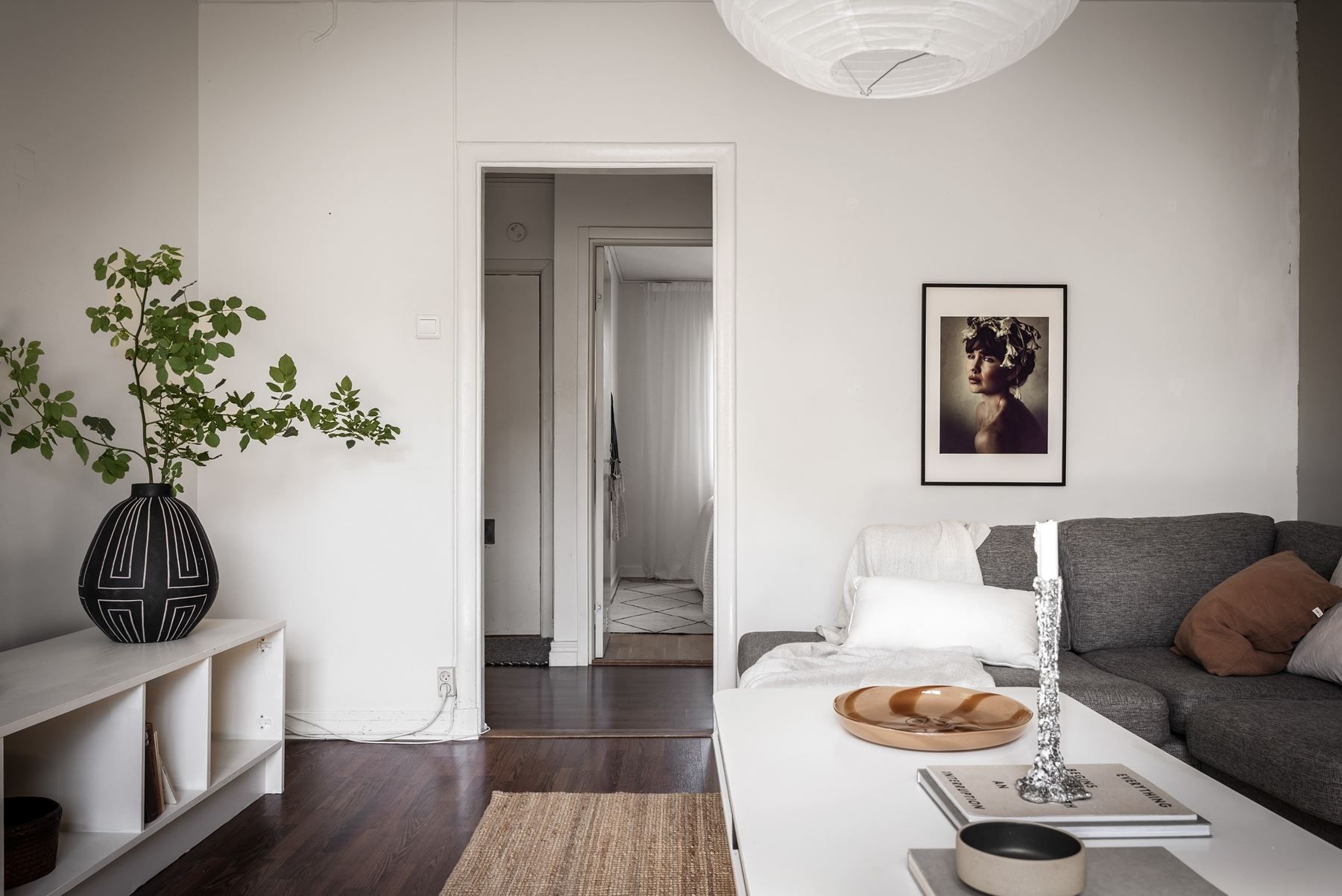 Från vardagsrummet in till sovrummet