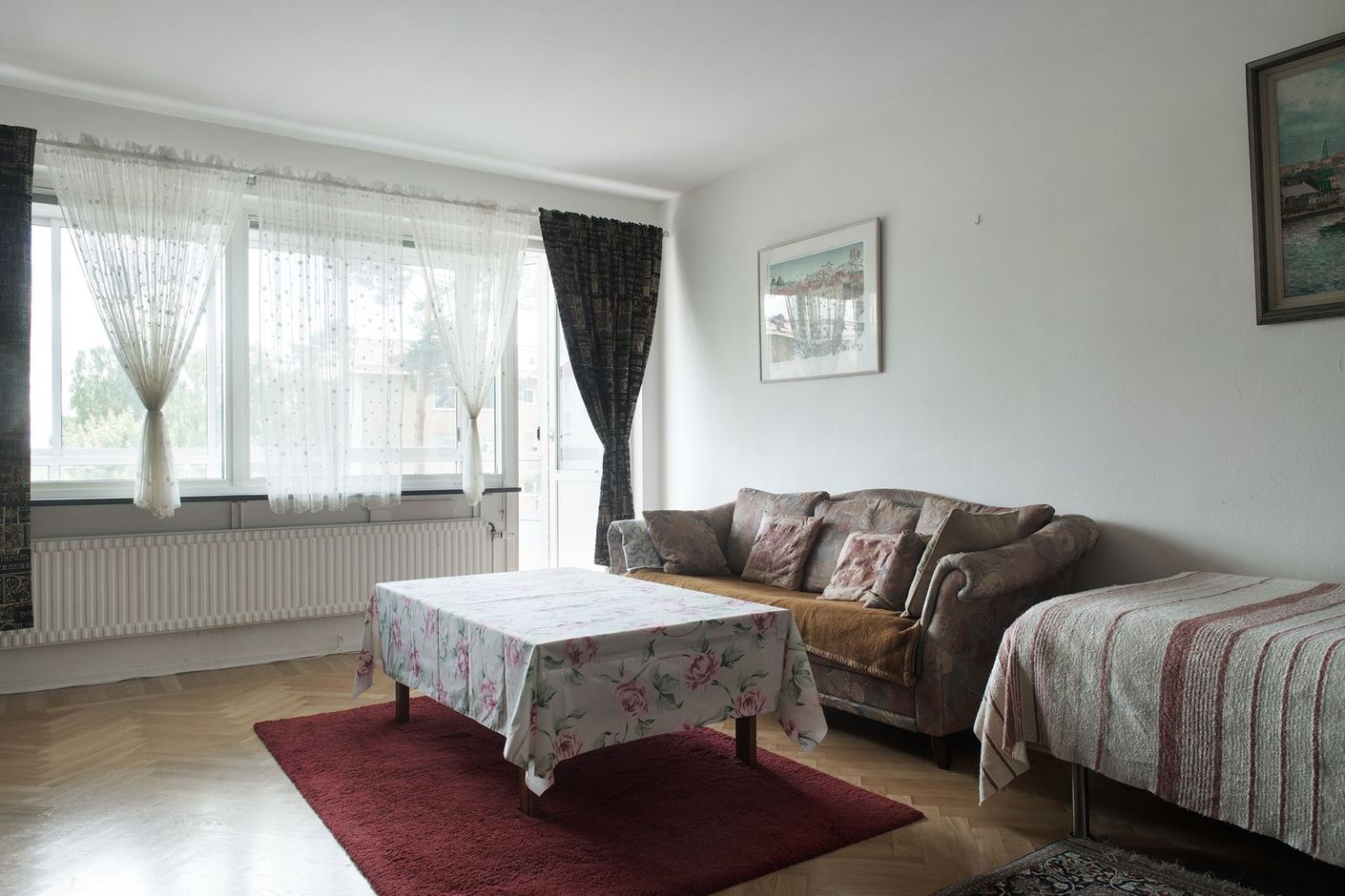 Stort och rymligt vardagsrum med fiskbensparkett!