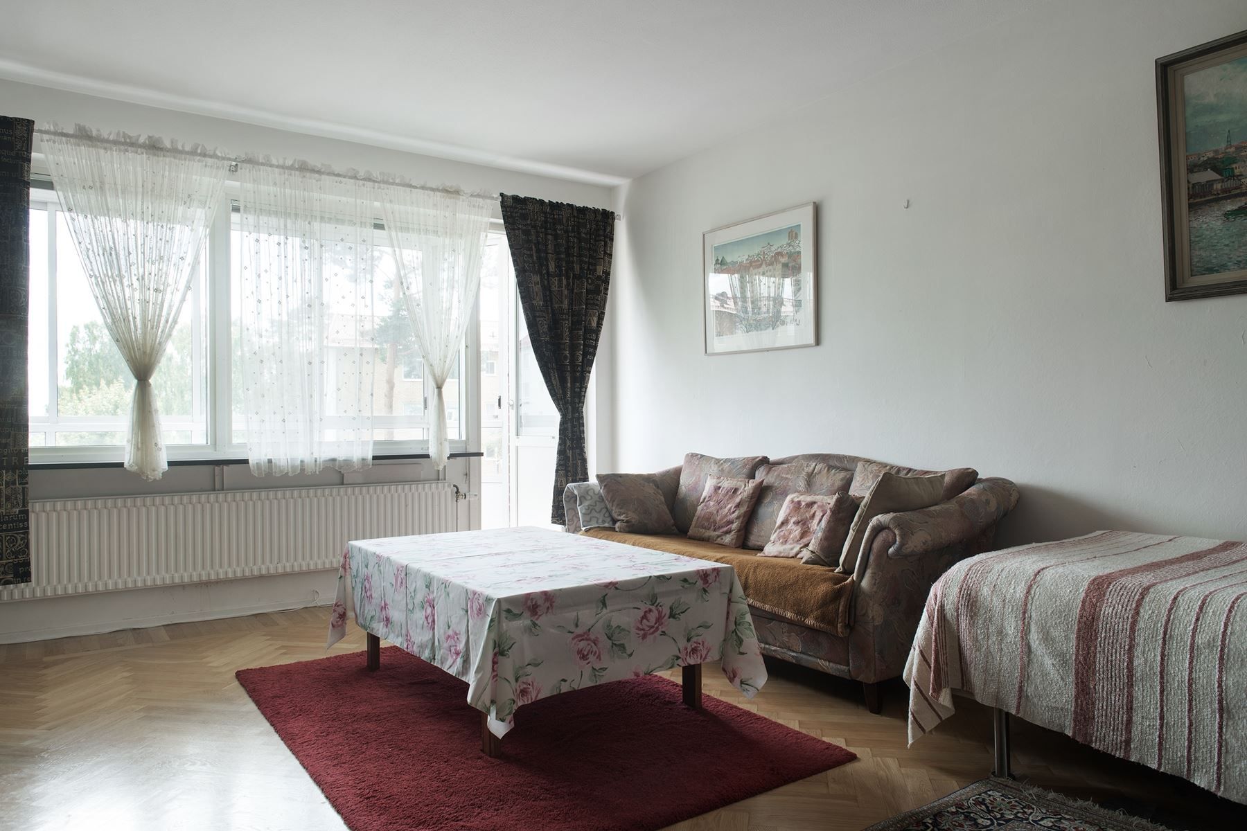 Stort och rymligt vardagsrum med fiskbensparkett!