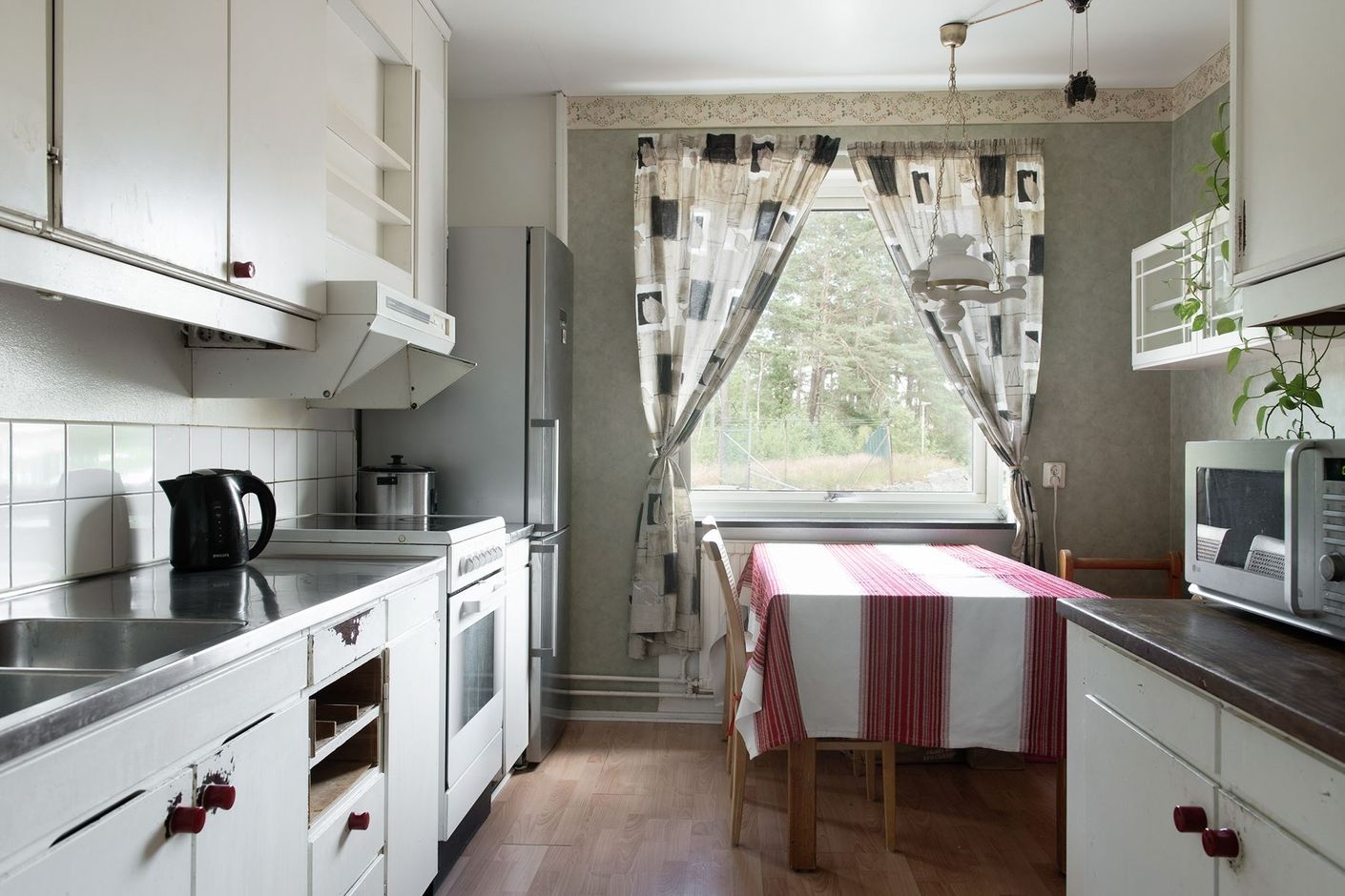 Rymligt kök med naturlig matplats