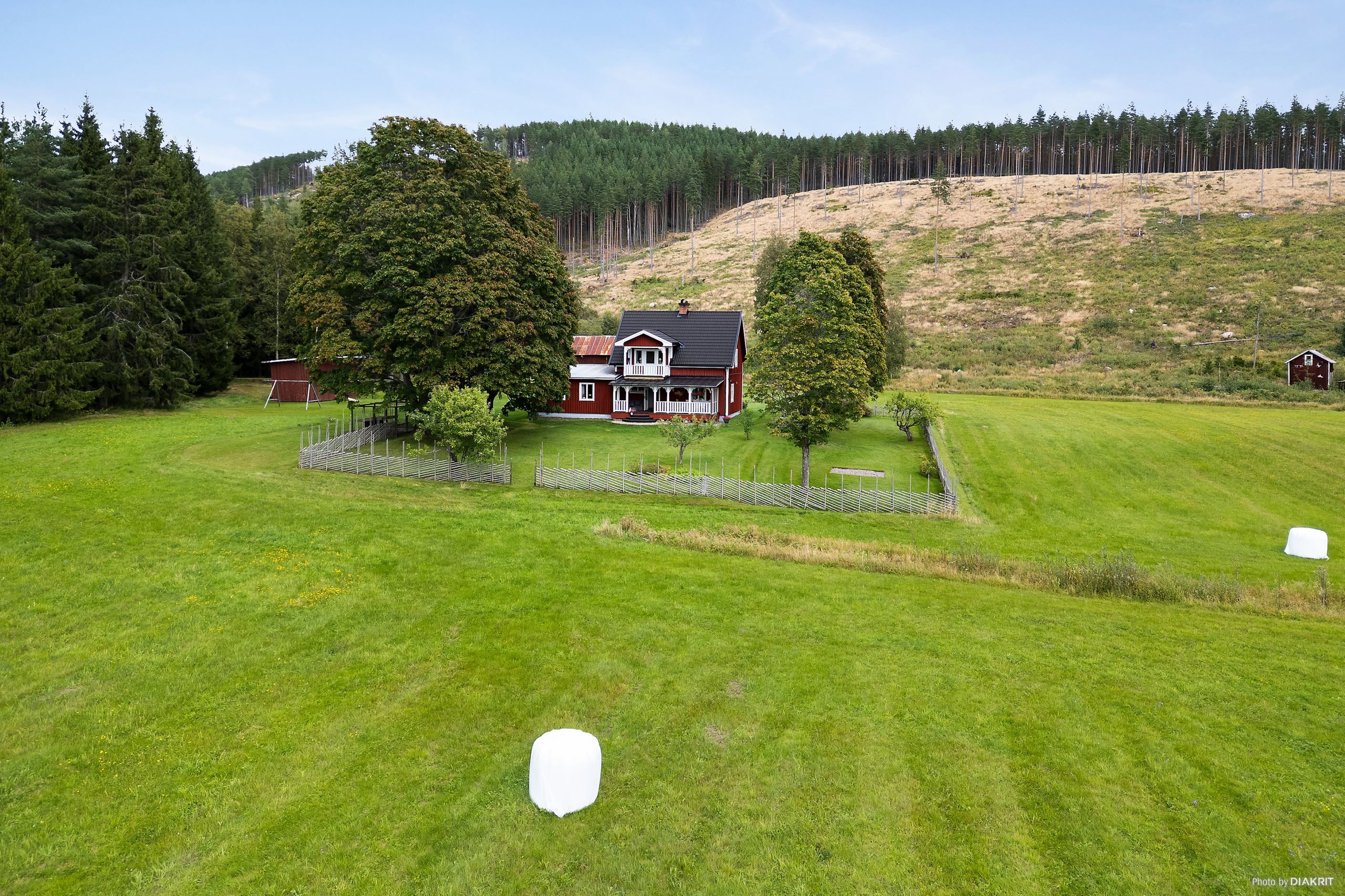 Utsikt mot huset och Ekesberget bakom