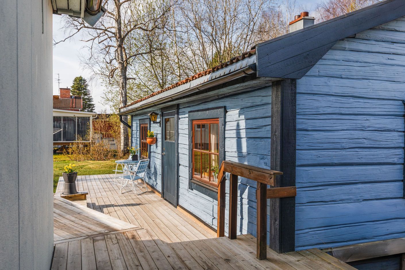 - Gästhuset med trädäck