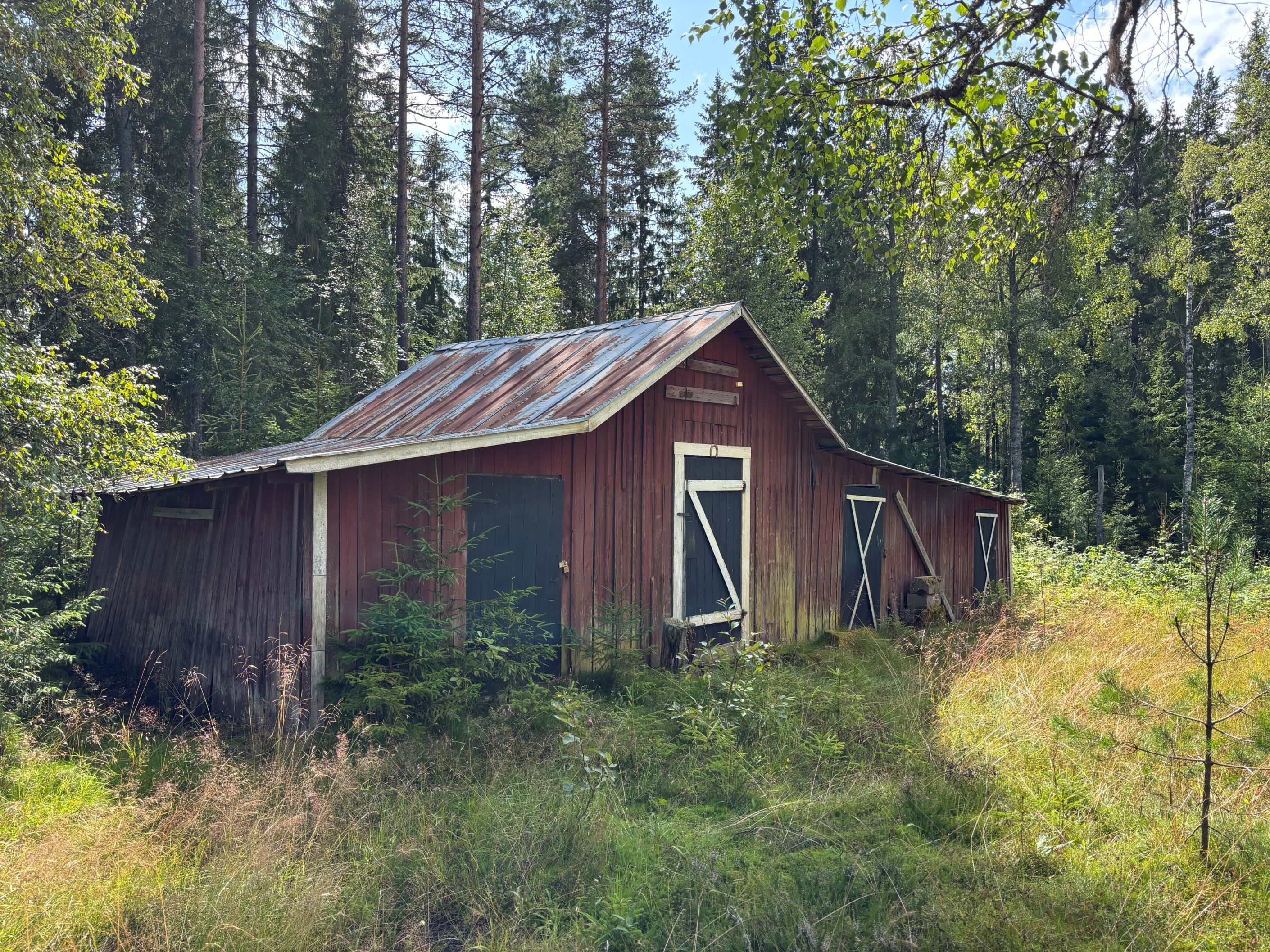 Förrådsbyggnaden längs vägen