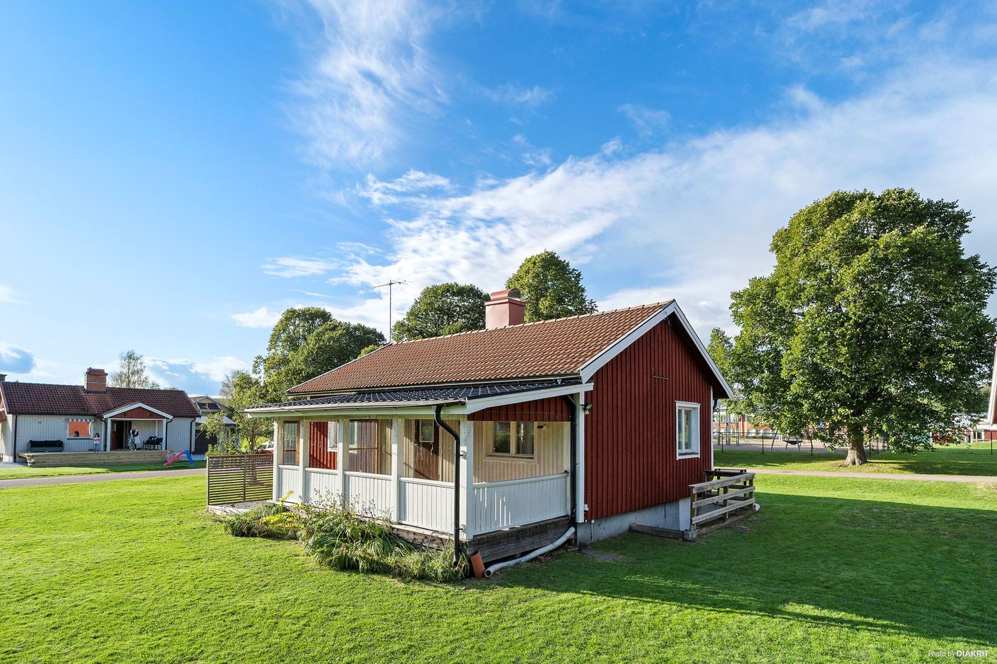 Veranda på långsida och källartrappa på kortsidan