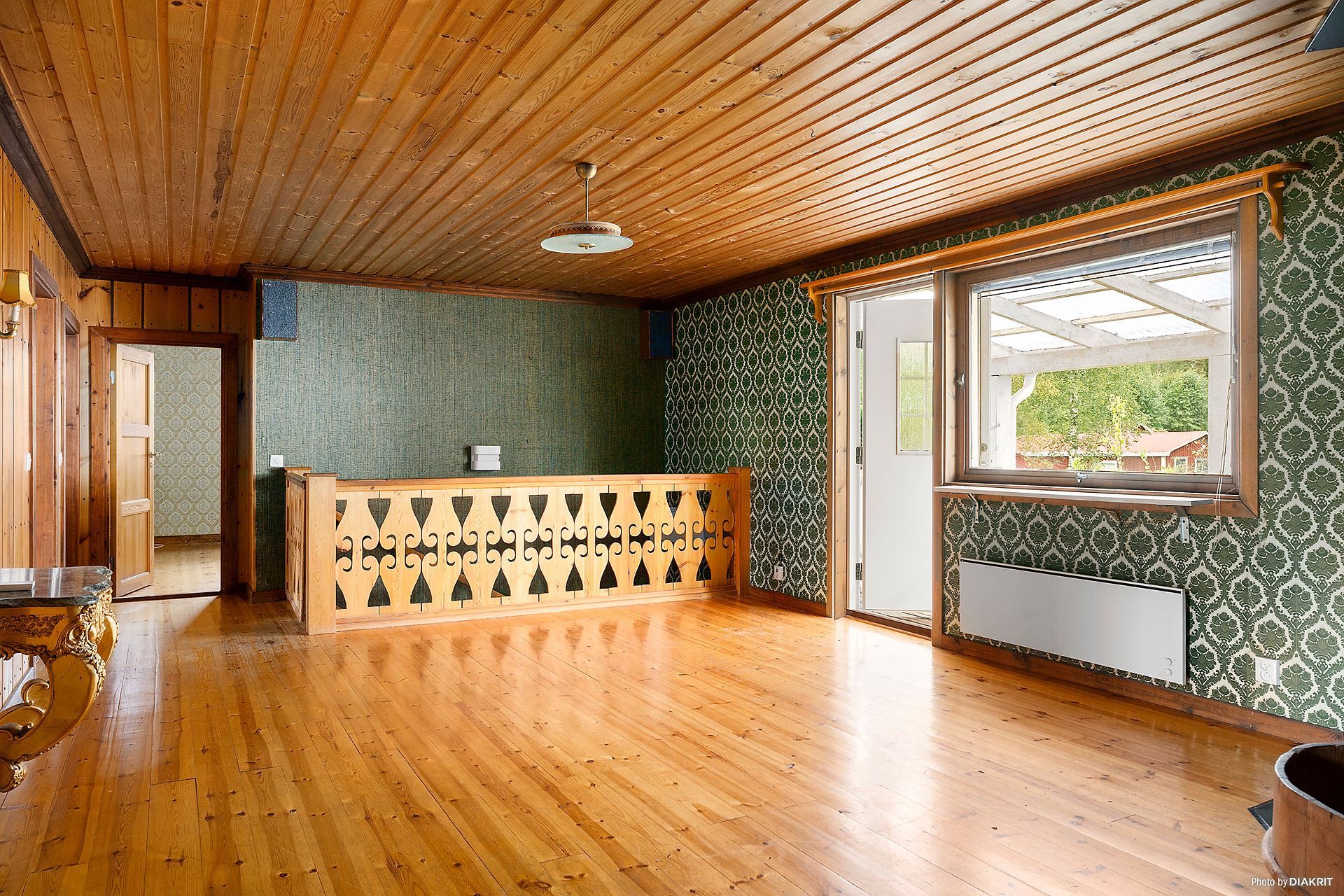 ÖV Rymligt allrum med balkong och kamin
