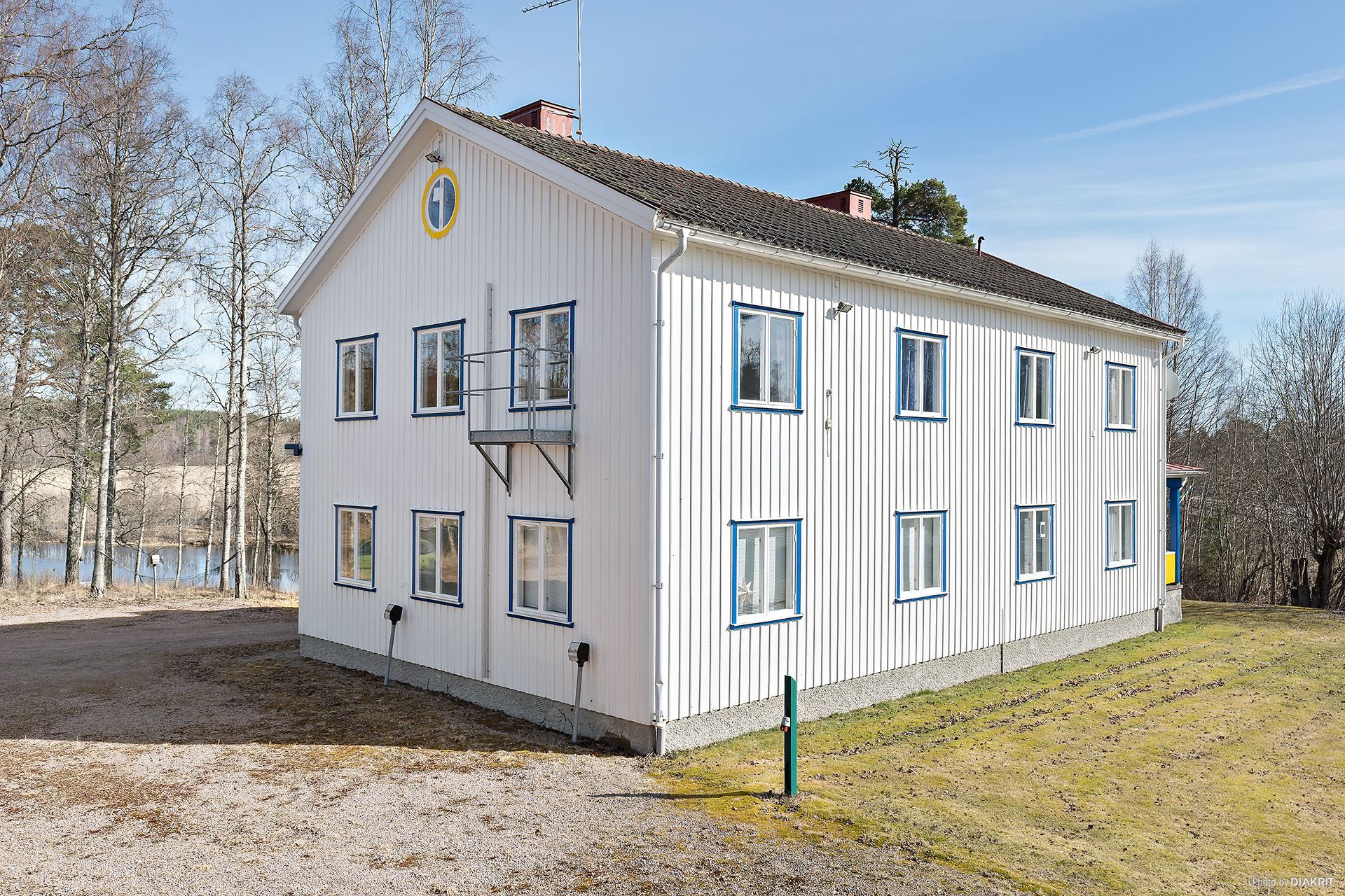 Uåvägen 2, med ån i bakgrunden