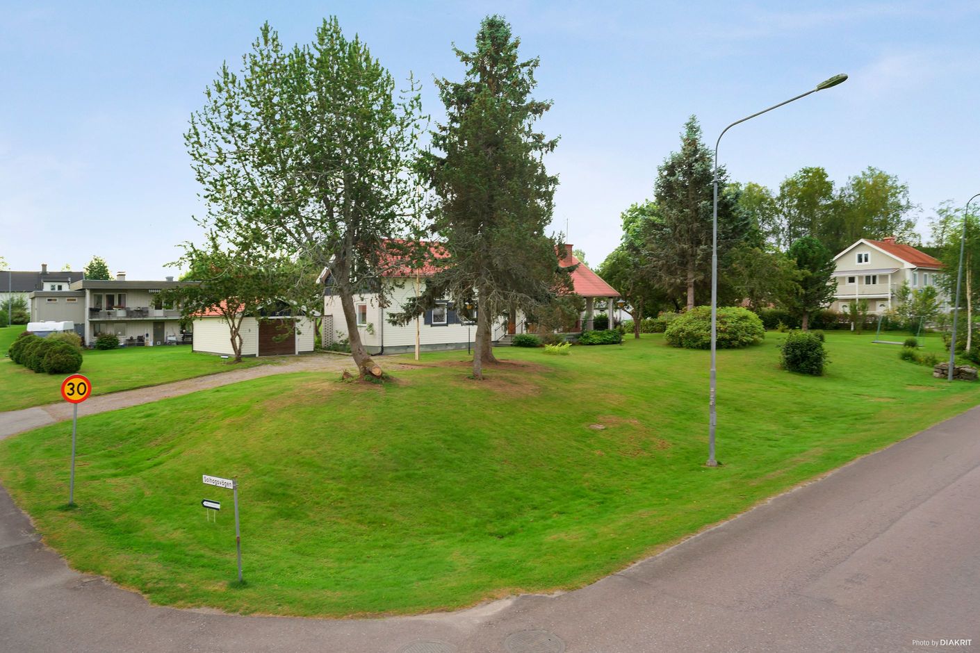 Uppfart till garaget och huset