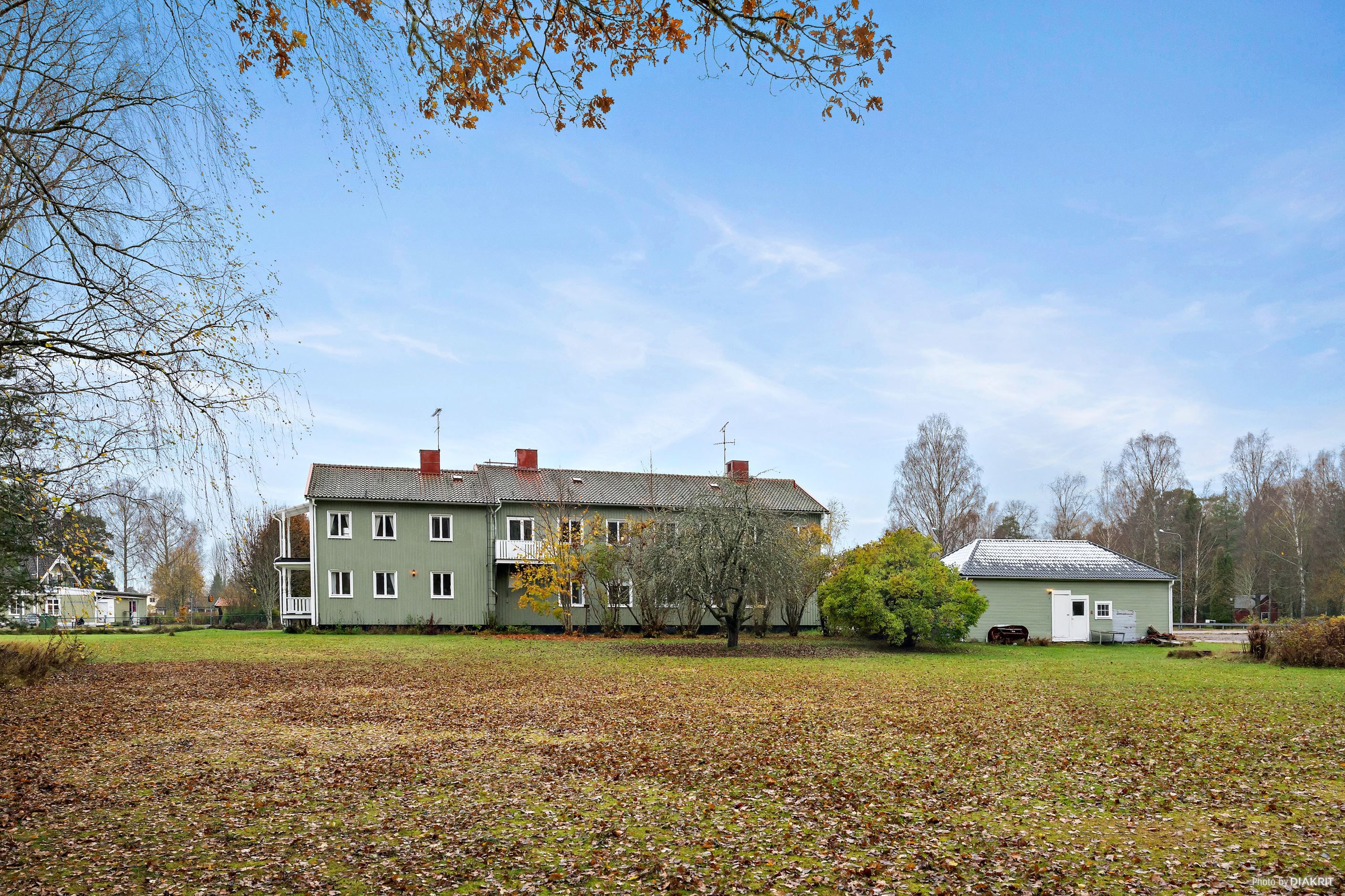 Hus. garage och trädgård