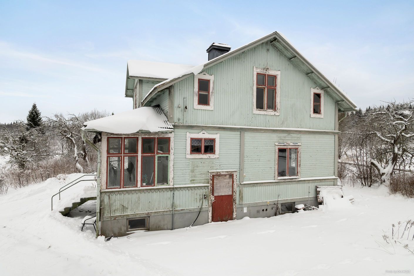 Husets norra sida och källaringång