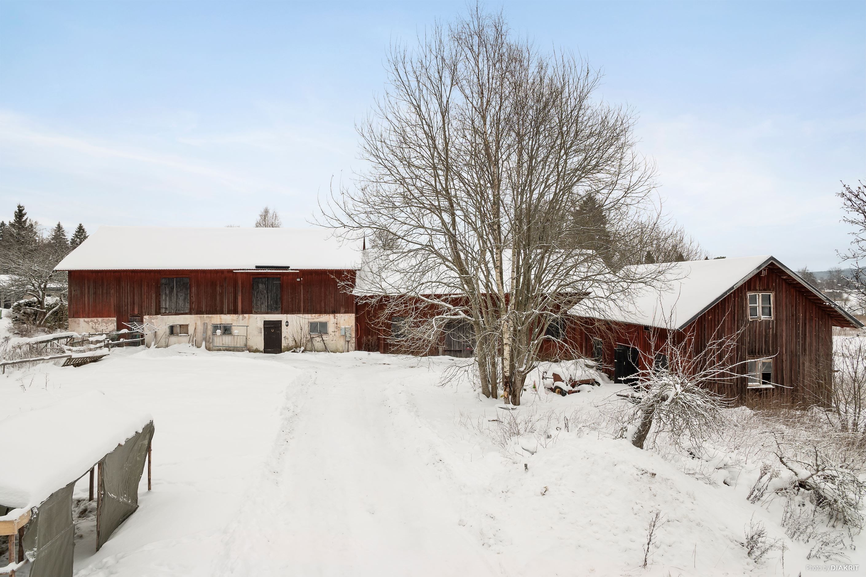 Ladugård och en förrådsbyggnad till höger