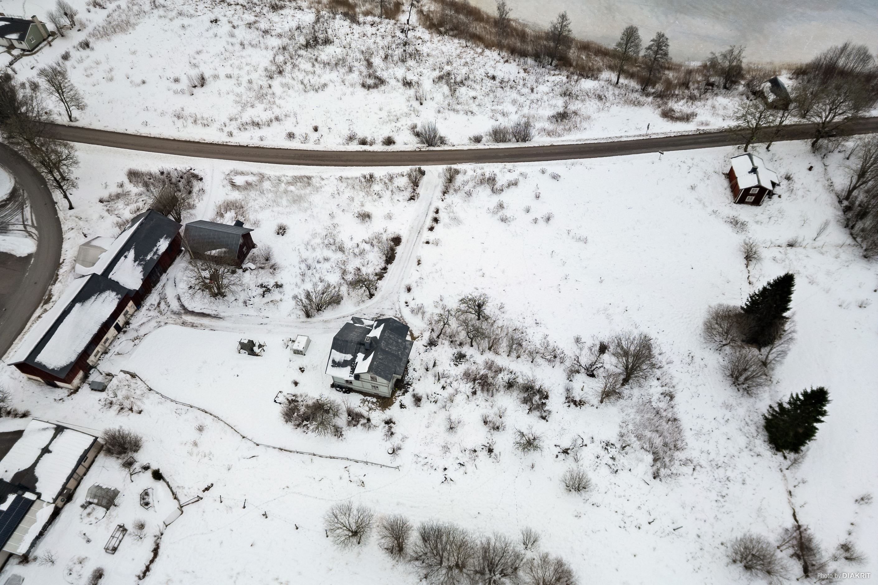 Drönarbild med vy mot sjön