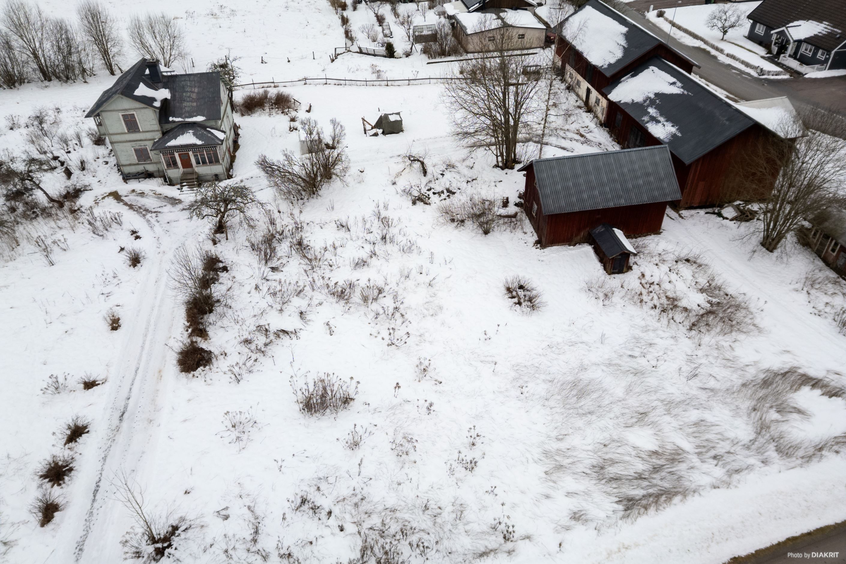Drönarbild över nummer 20 med ekonomibyggnader.