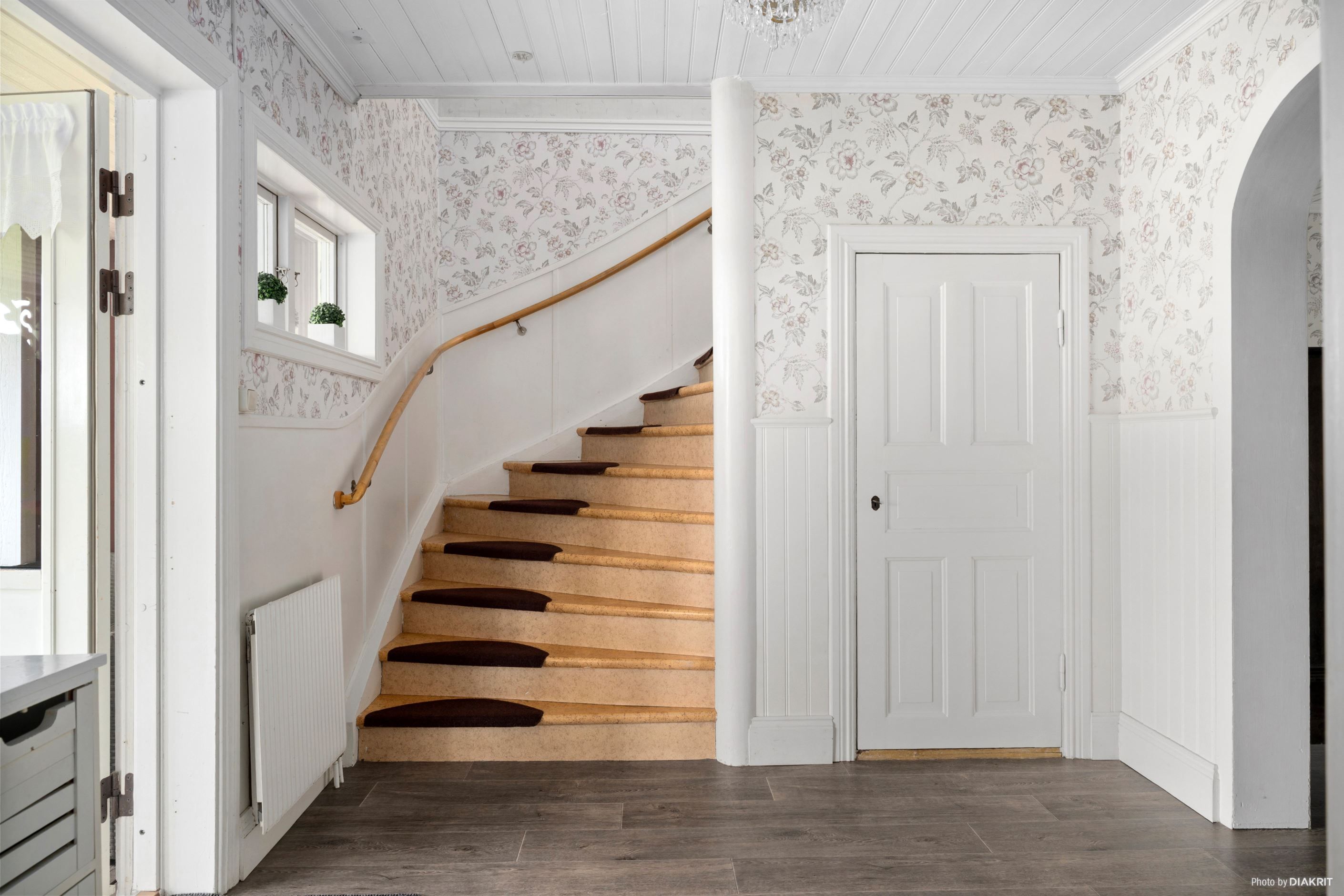 Entréhall, trappa till övervåning