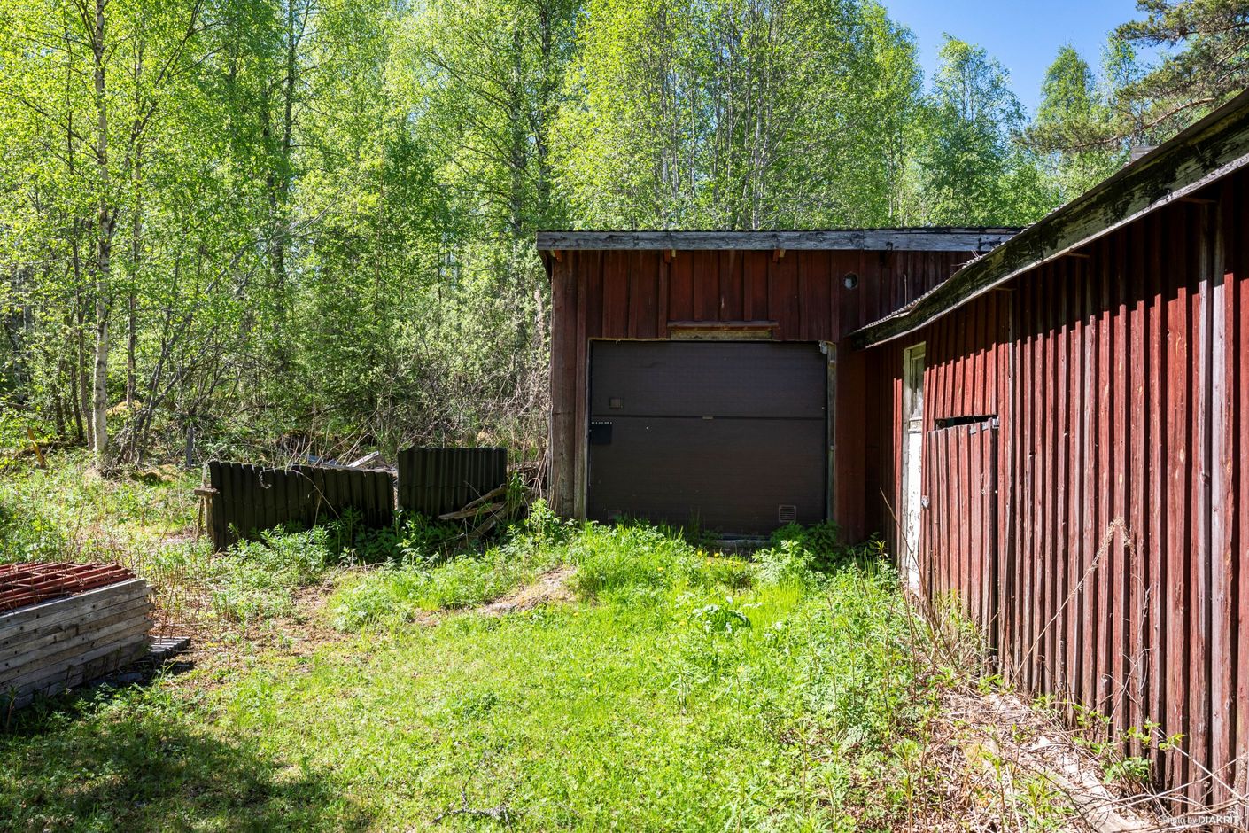 Ekonomibyggnad med garage.