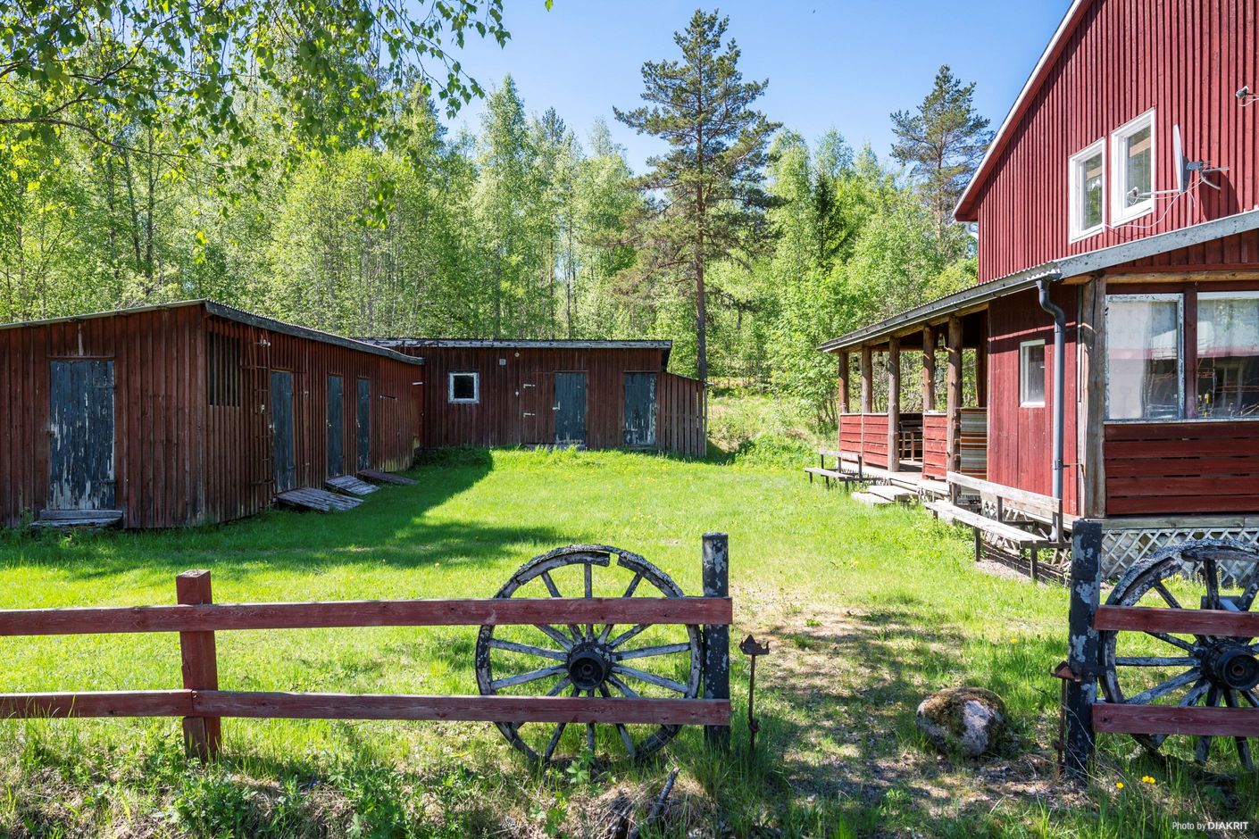 Hus och ekonomibyggnad