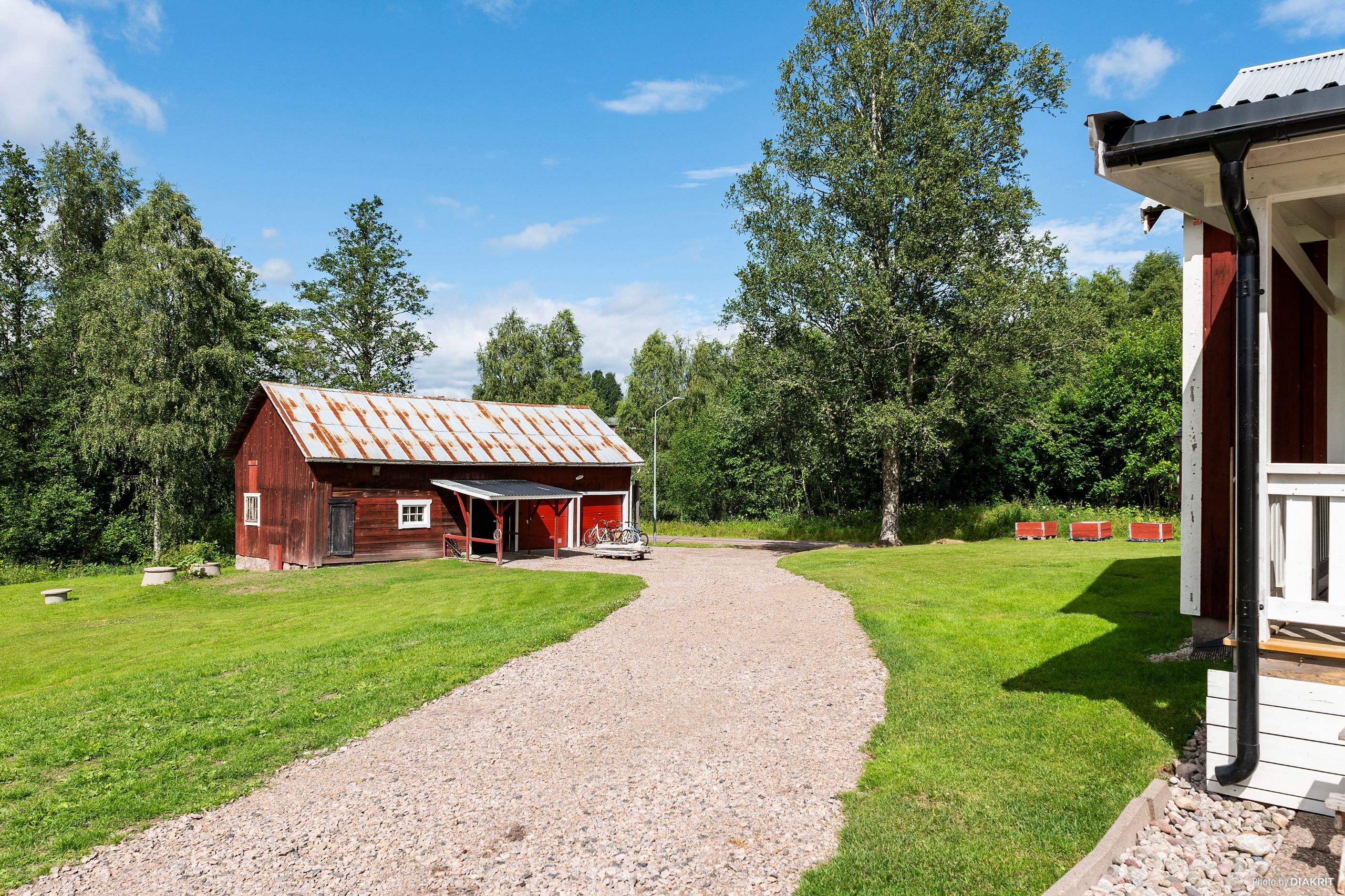 Väg ner till ladan med dubbelgarage