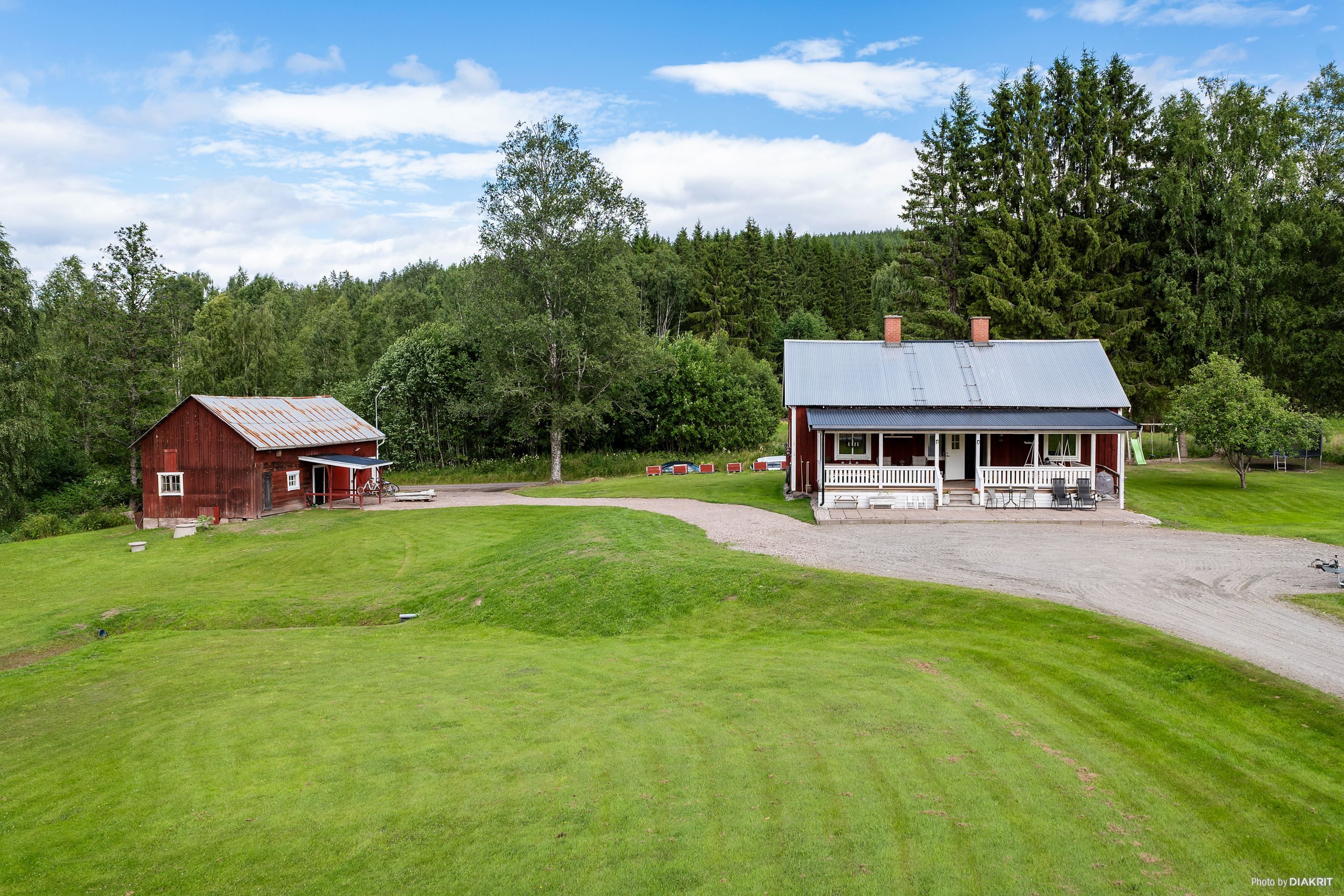 Husets framsida tillsammans med ladan