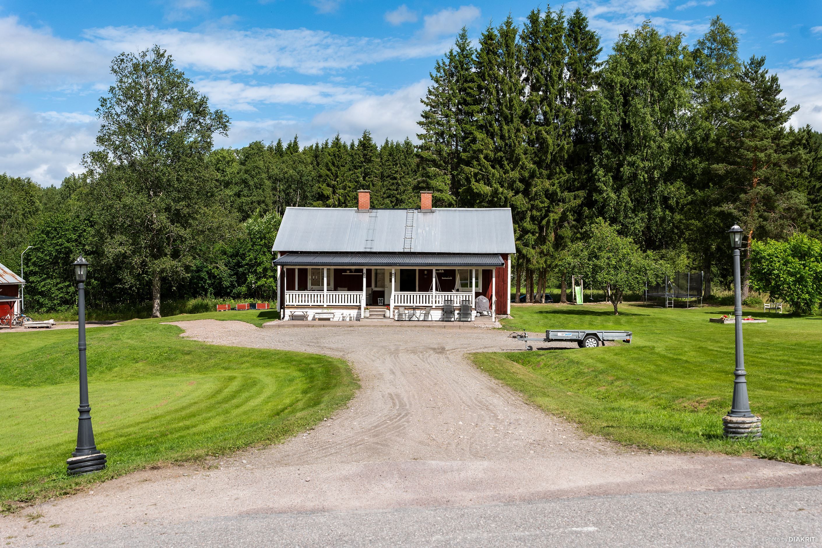 Husets framsida tillsammans med uppfarten från vägen