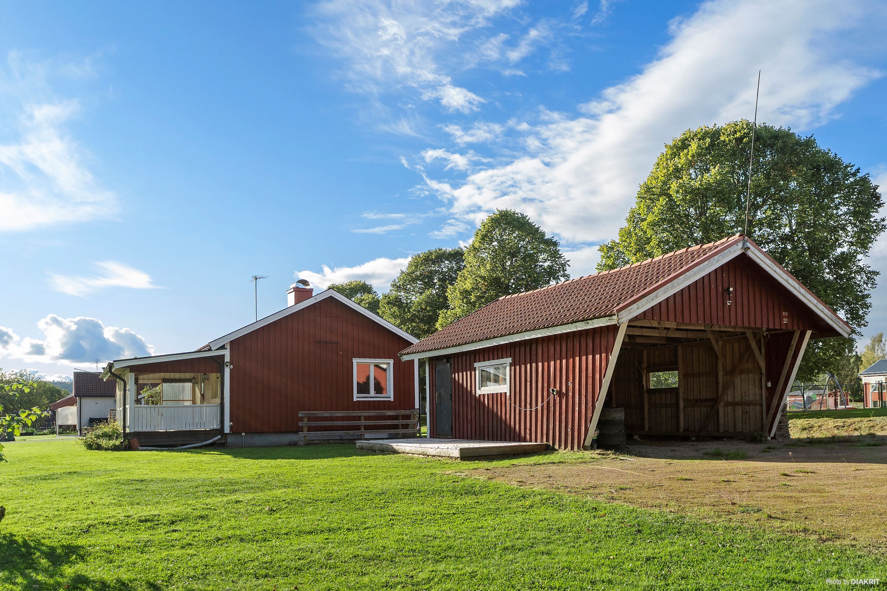 Bostadshus och carport