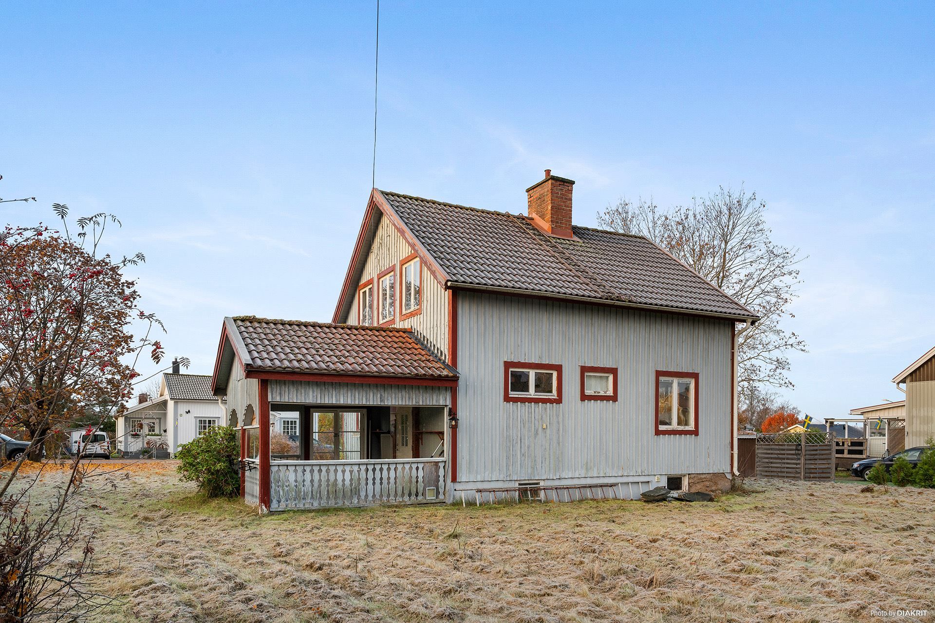 Baksidan av hus och uterum