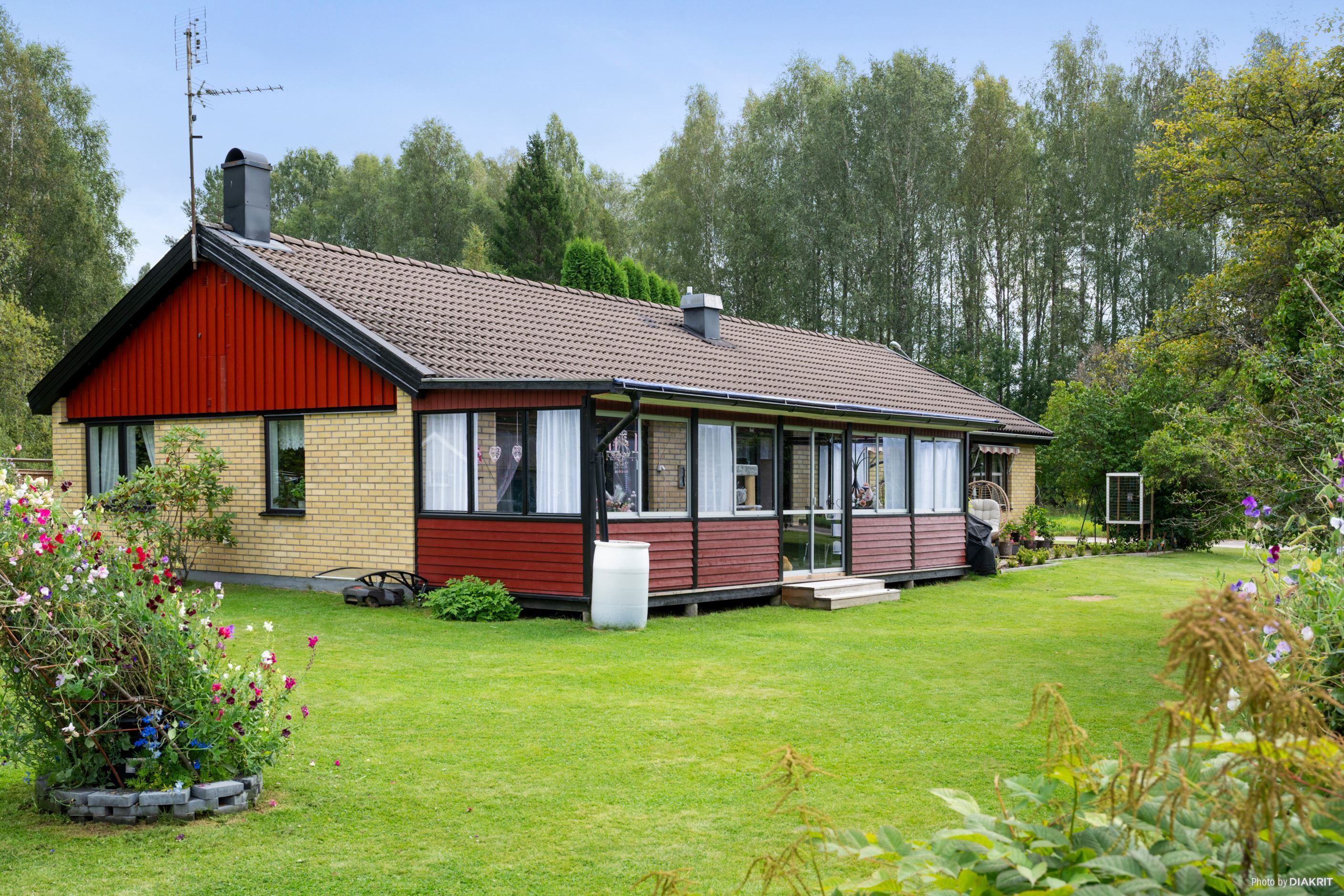 Husets baksida med uteplats