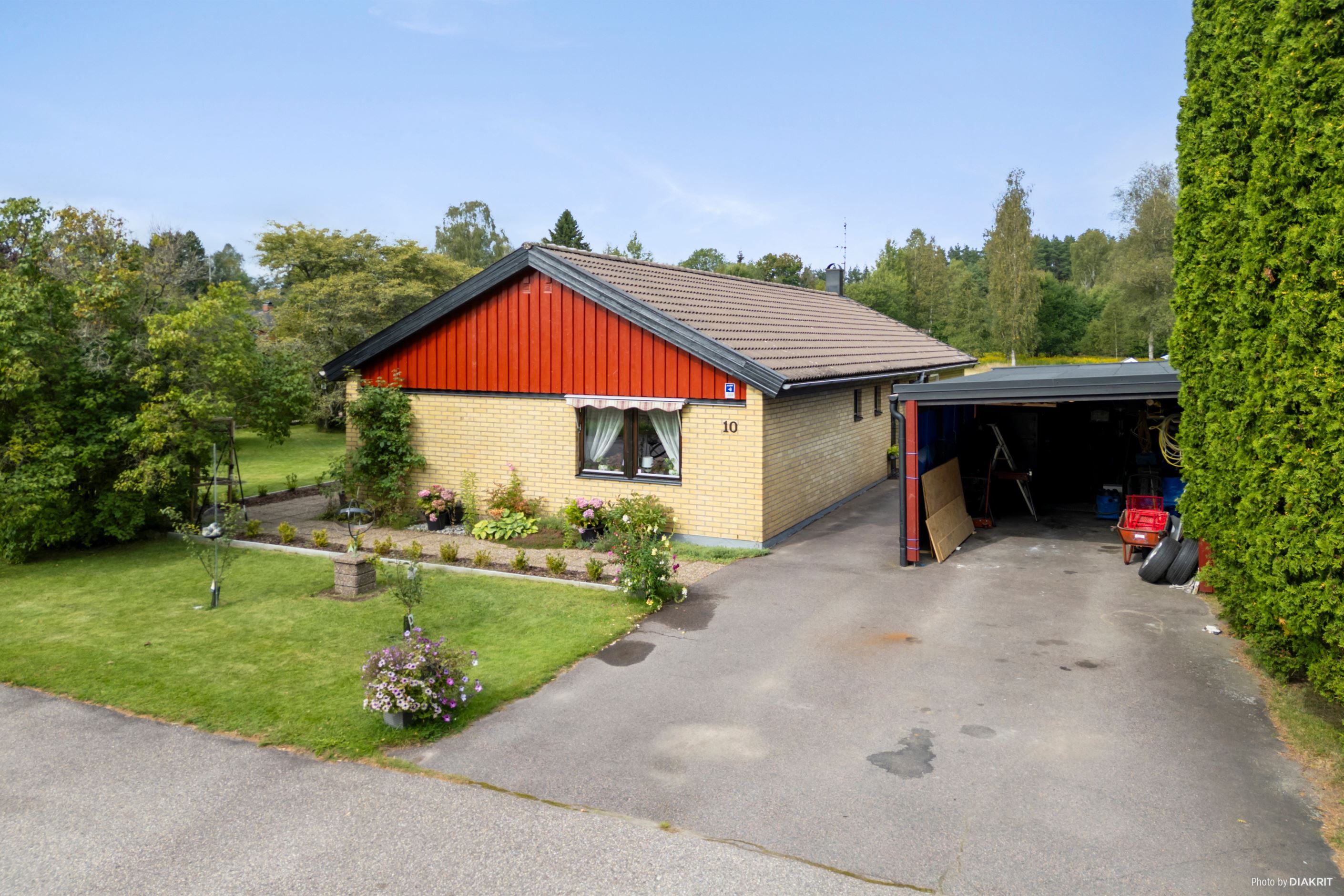 Carport med en uppfart