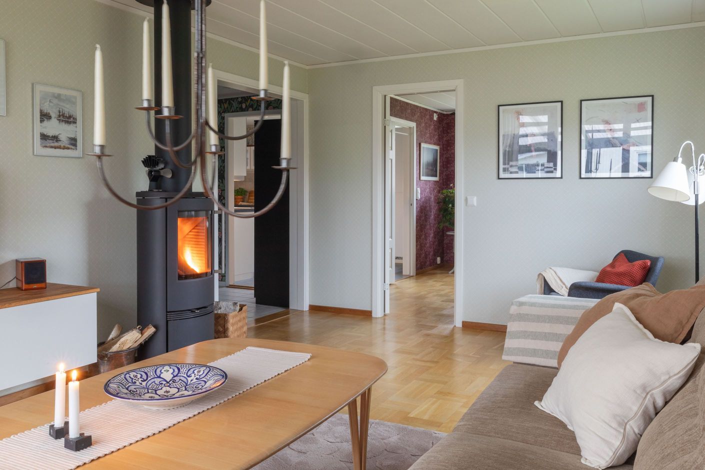 - Vardagsrum med kamin