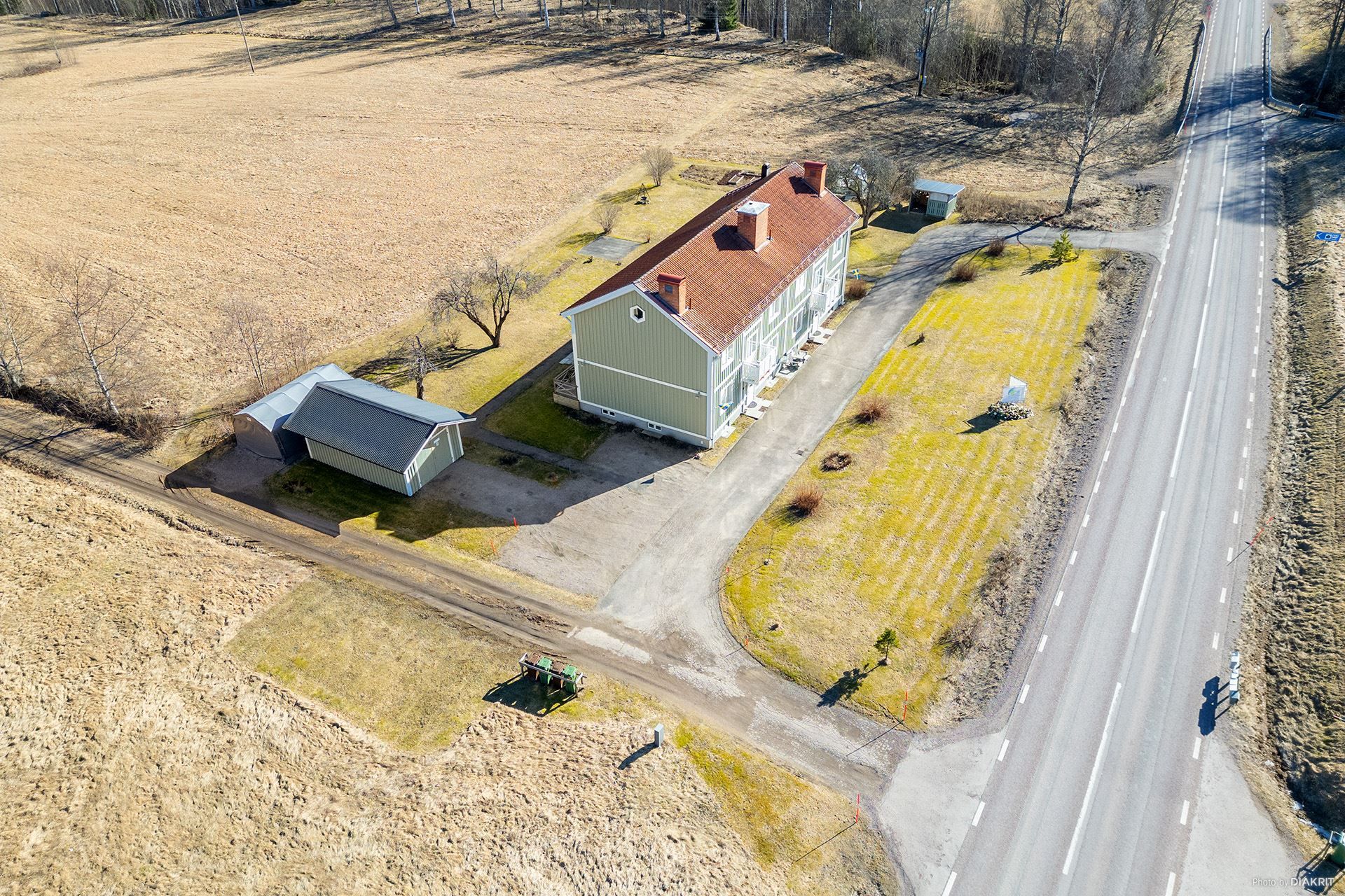 Husets framsida och anslutning till landsvägen