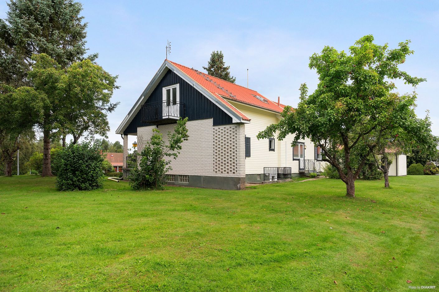 Husets baksida, samt fasad i söder