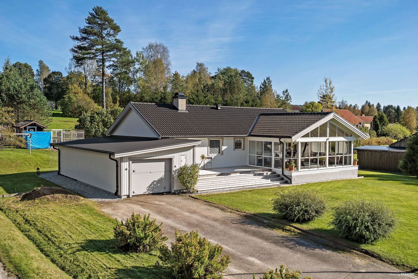 Hus med uterum, altan, garage och uppfart