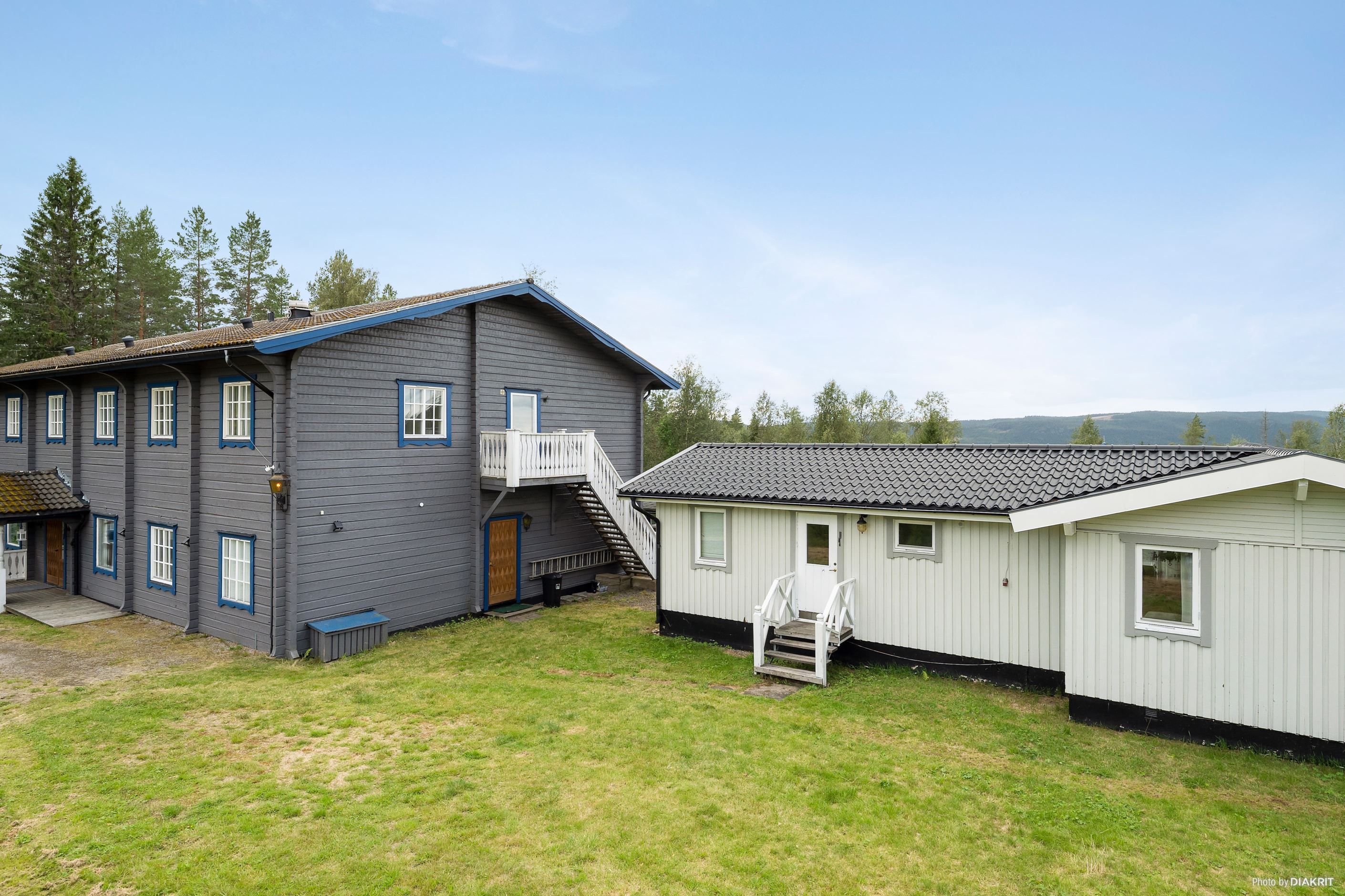 Husets framsida tillsammans med tillbyggnaden