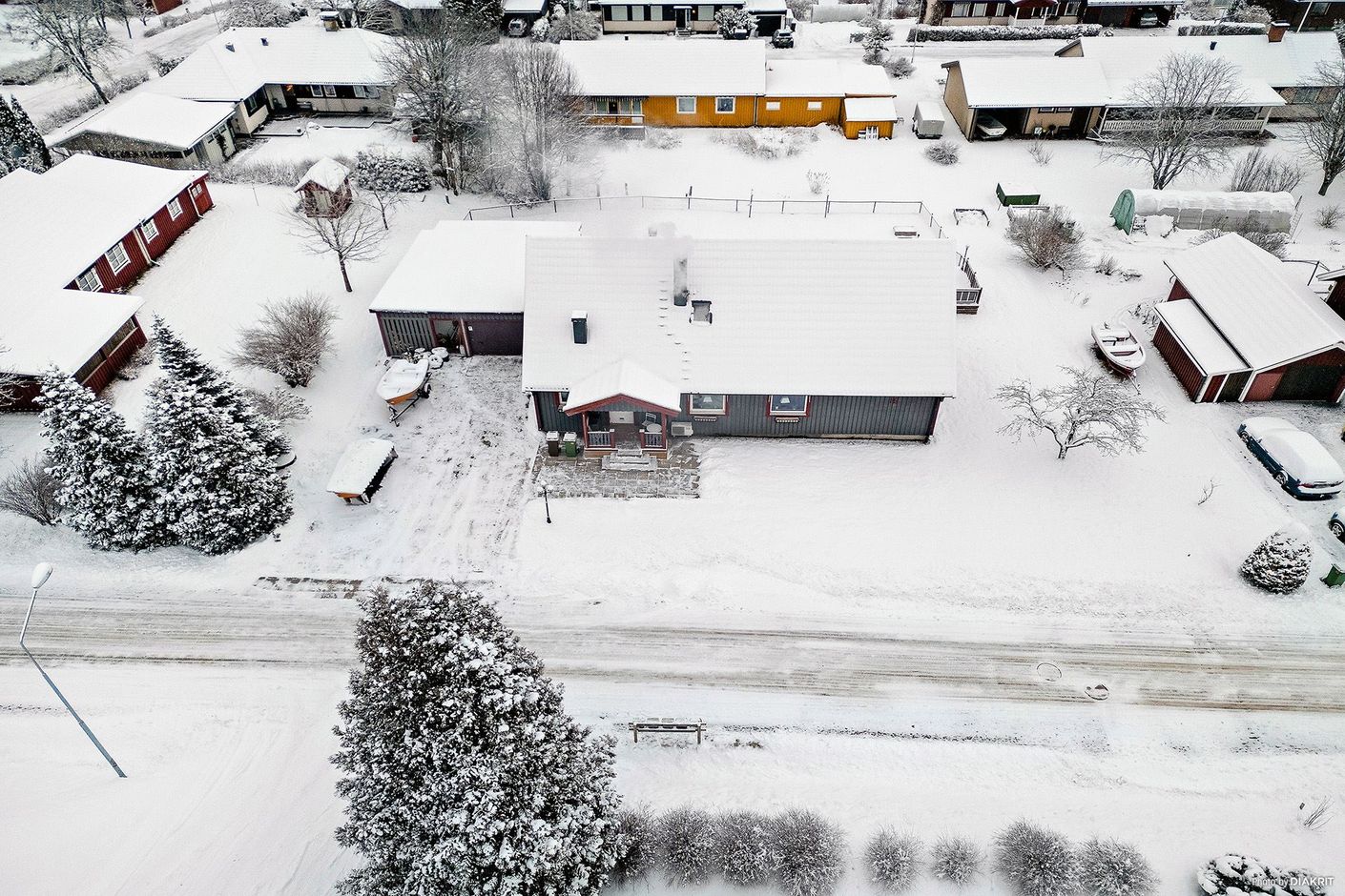 Drönarbild, huset från gatan